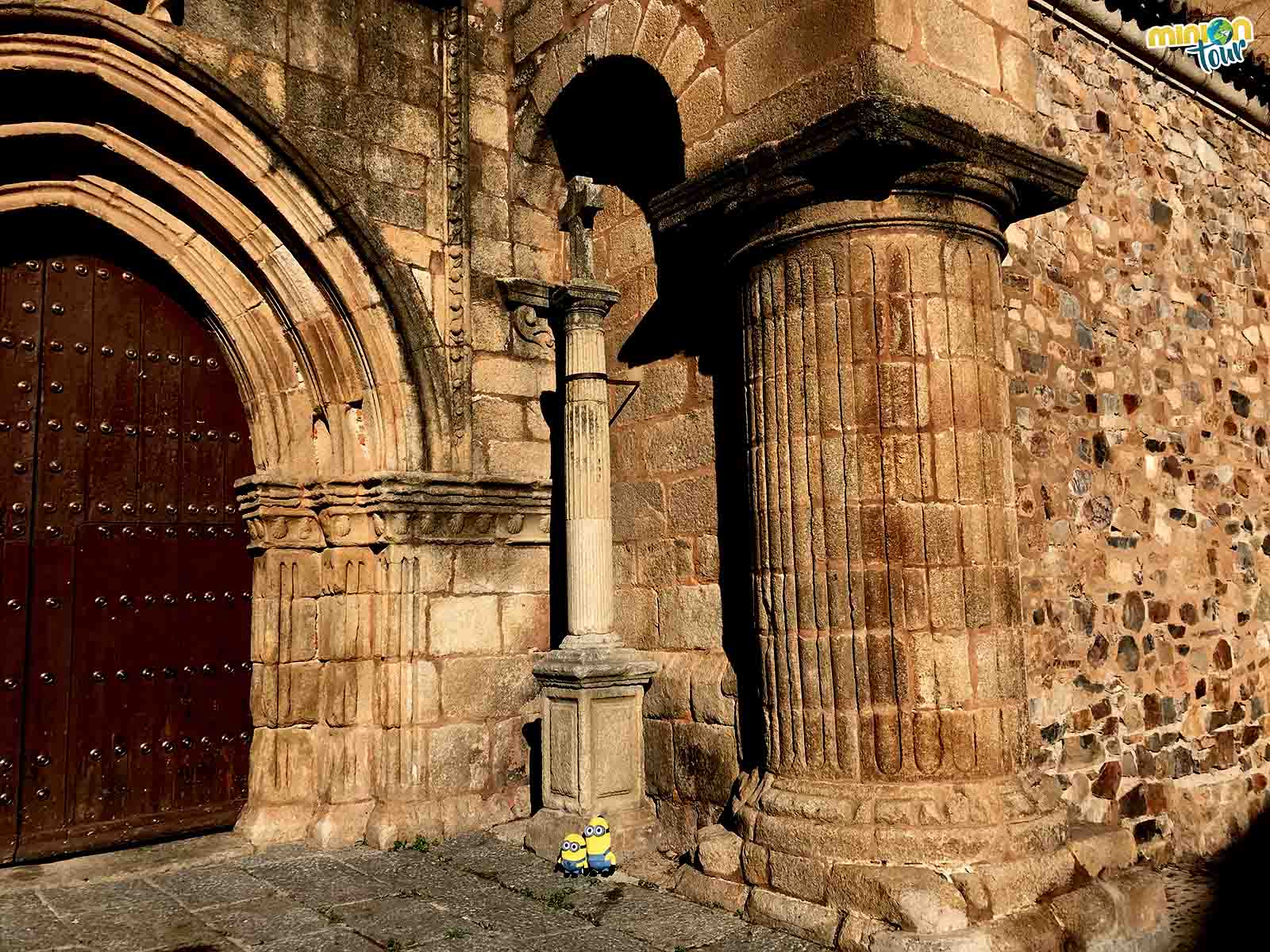 Viendo la Cruz de la Iglesia de Santiago