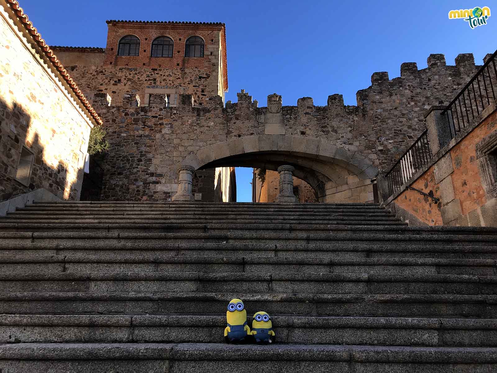 Los Minions a punto de entrar en el Casco Antiguo de Cáceres