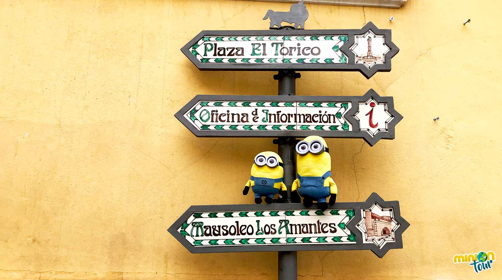 2 Minions camino del Mausoleo de los Amantes de Teruel