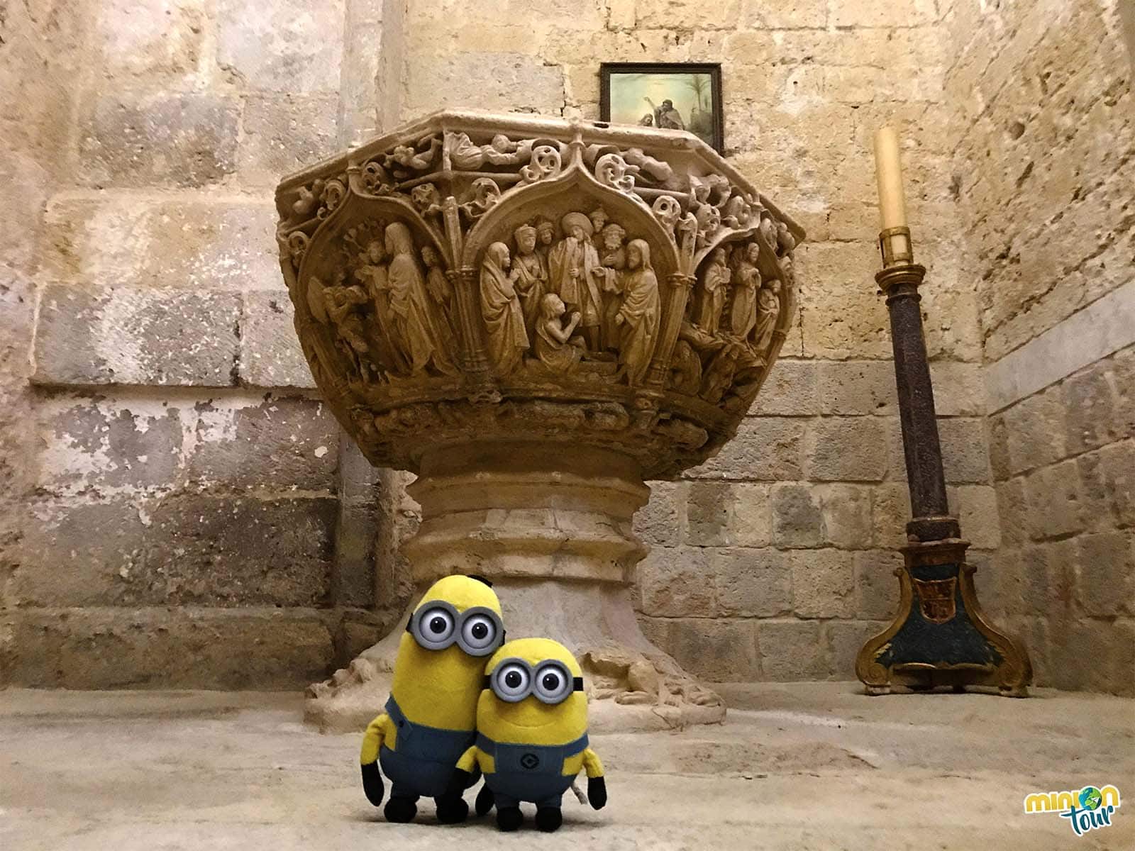 Pila bautismal en la Iglesia de San Hipólito el Real