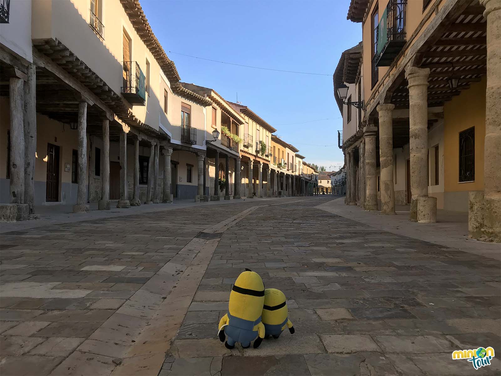 Los Minions paseando por la calle Corredera de Ampudia