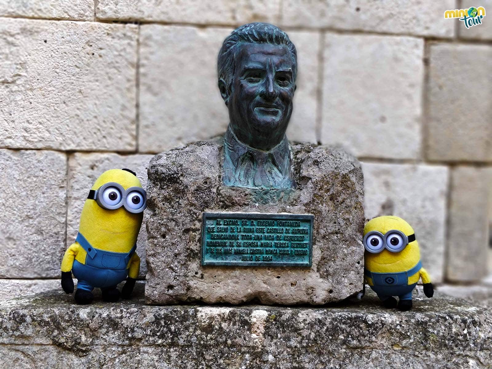 2 Minions con el busto de Eugenio Fontaneda