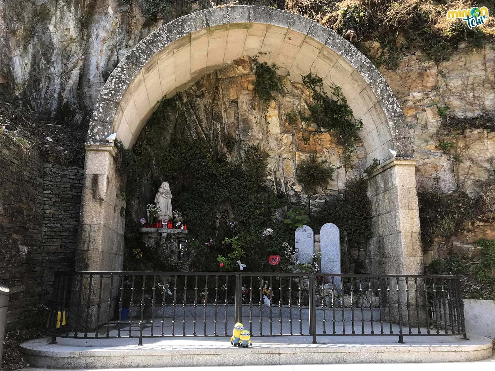 Posando en el Altar de Nuestra Señora de Monserrat 