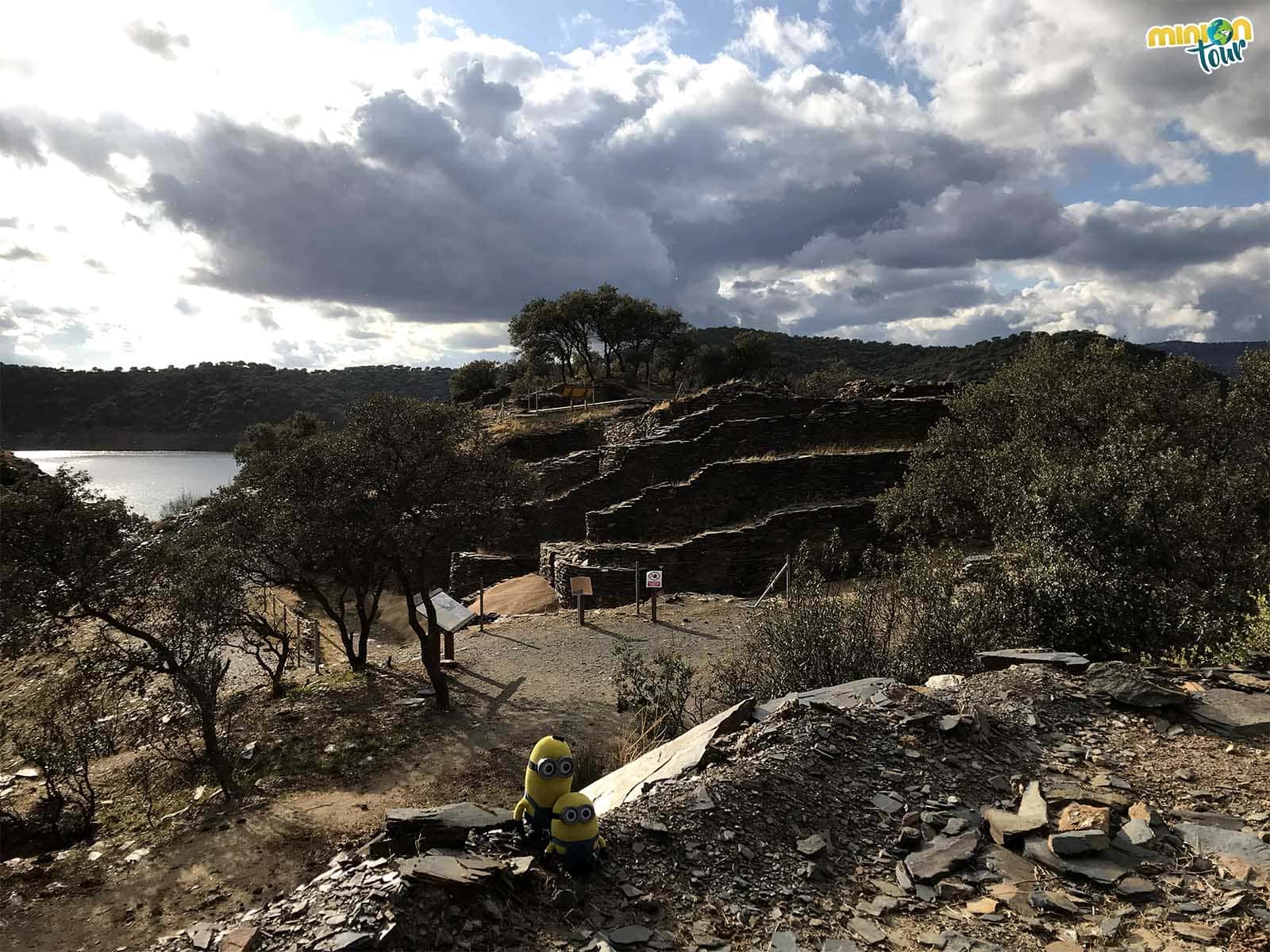 2 Minions en el Yacimiento Arqueológico de Peñalosa