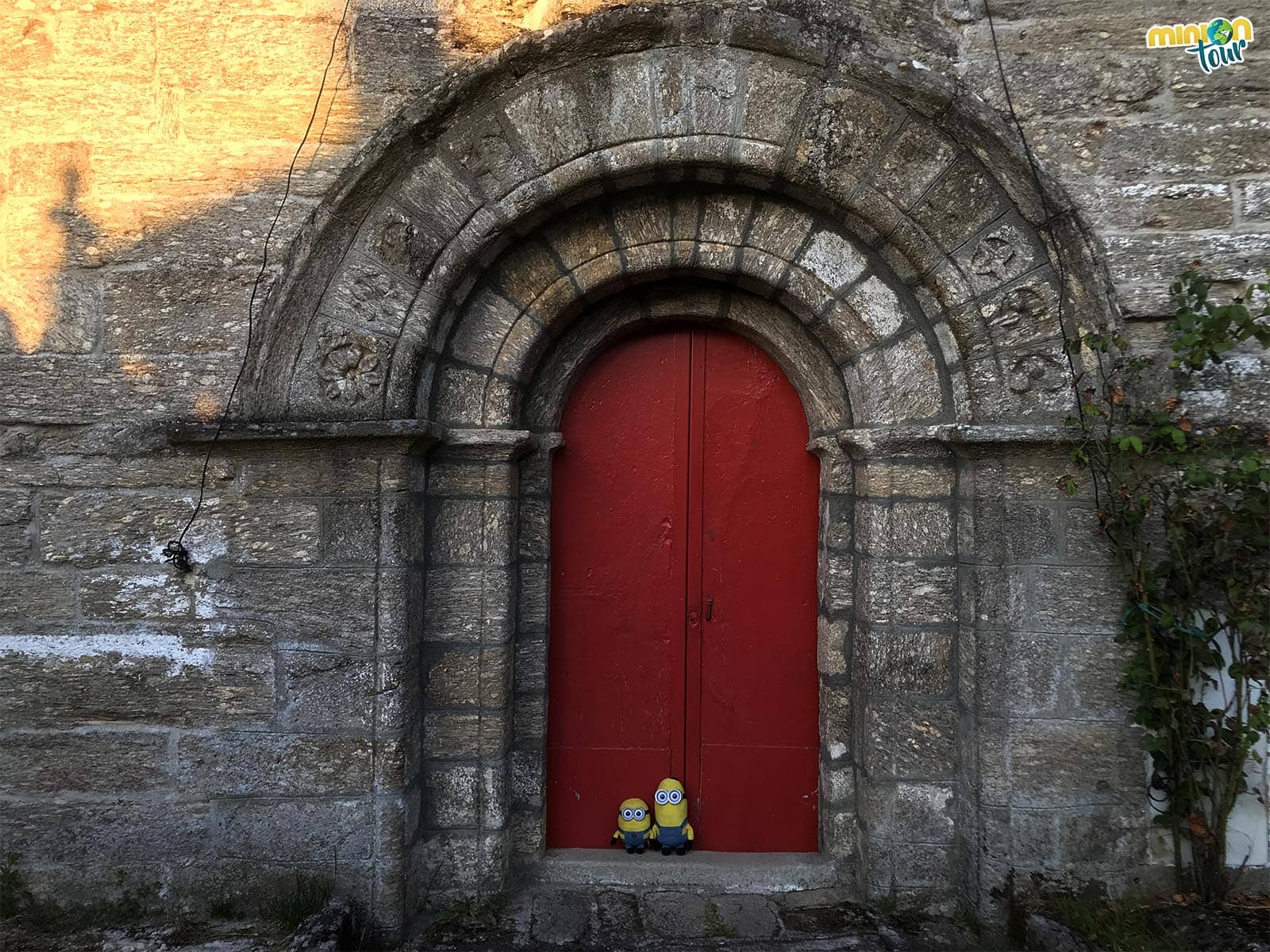 Puerta de entrada de la La Iglesia de Santa Tegra de Abeleda