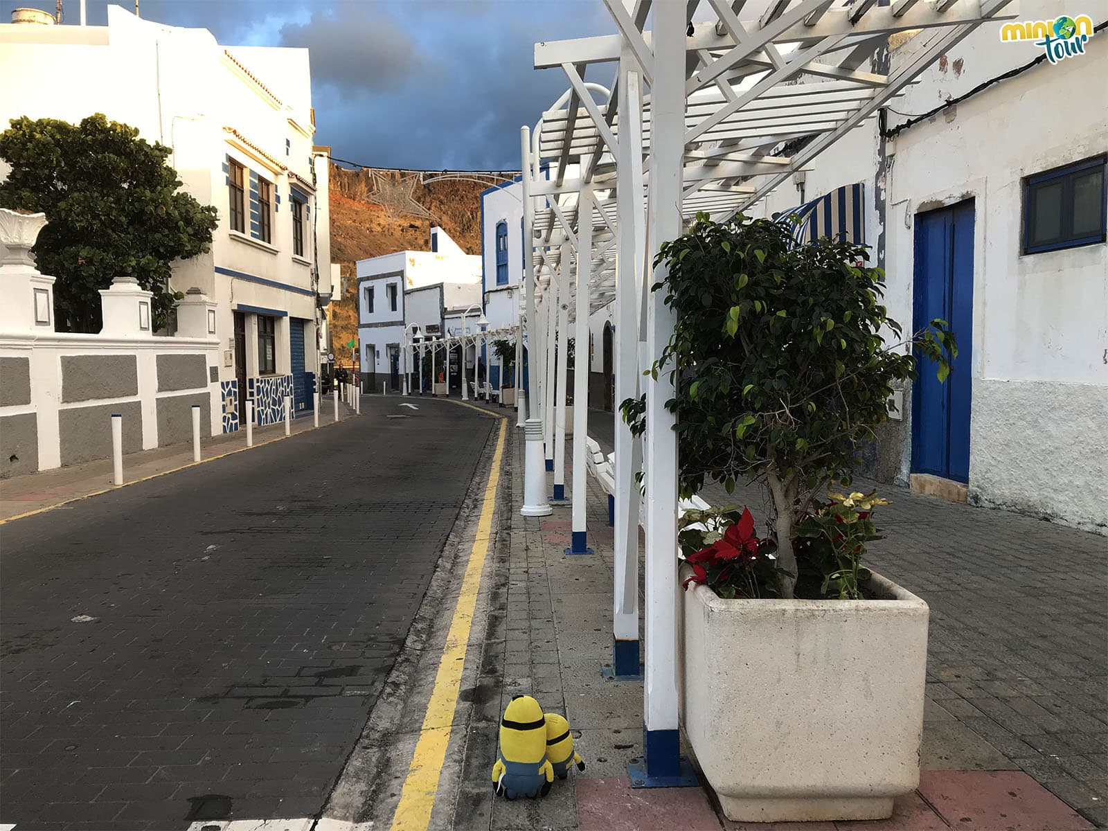 Puerto de las Nieves y sus calles blancas y azules