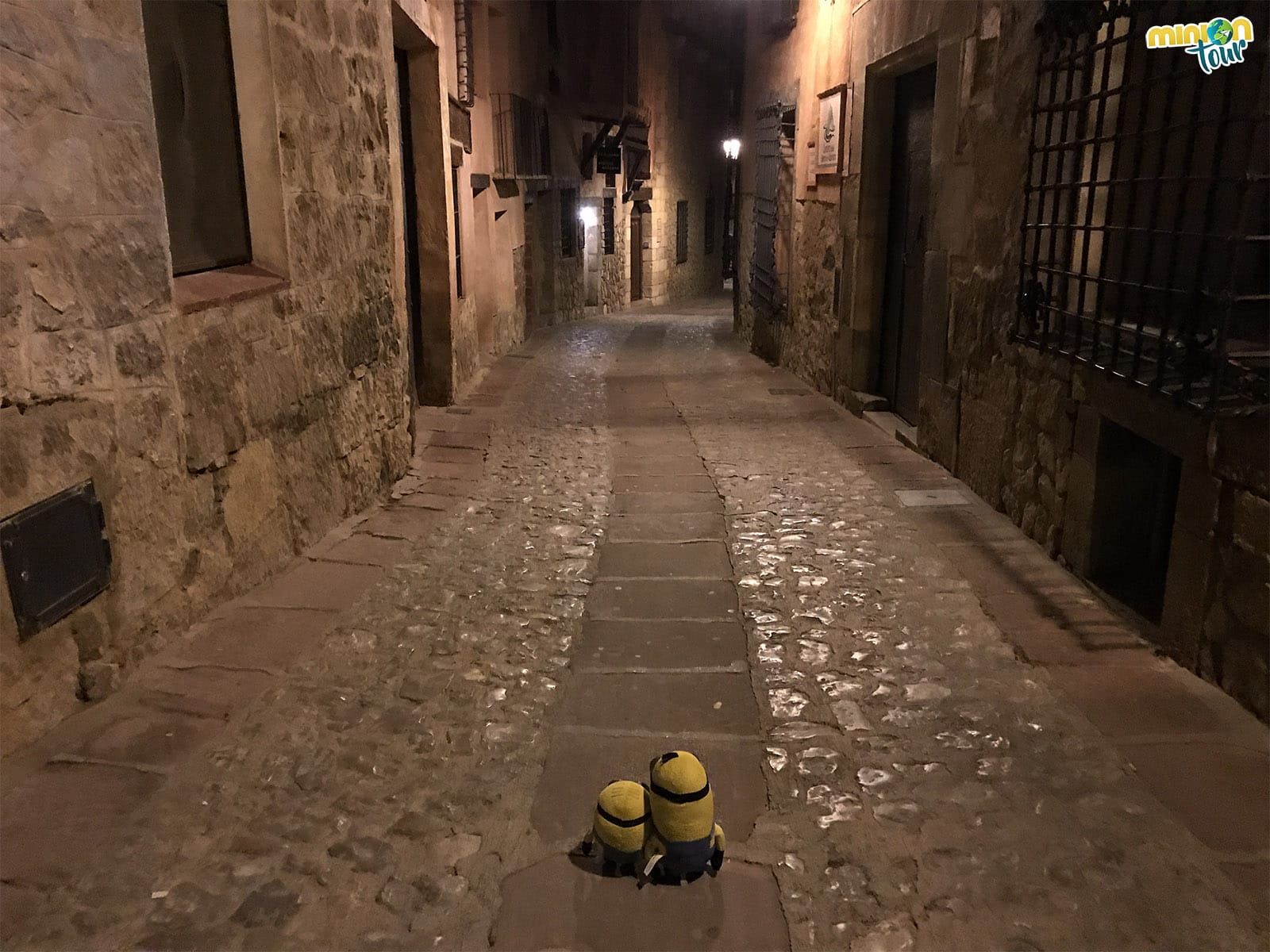 Una calle en la noche de Albarracín