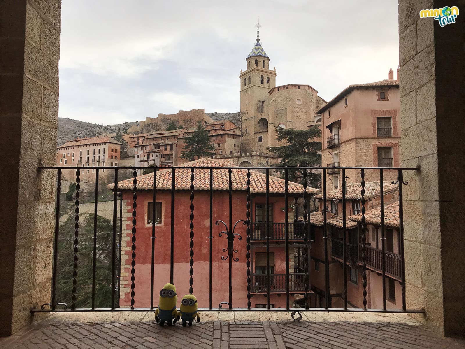 Balcón al lado del edificio del ayuntamiento de Albarracín