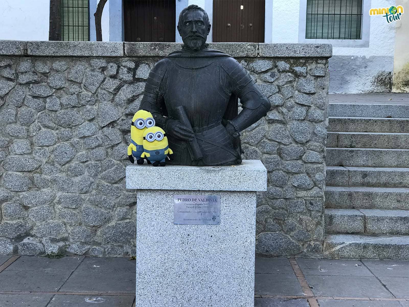 Minions posando con la estatua de Pedro de Valdivia en Castuera