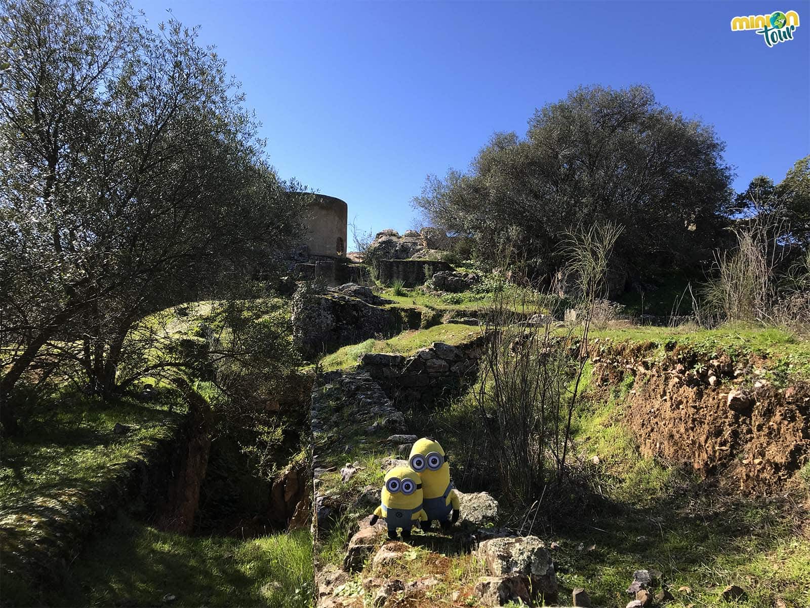 2 Minions descubriendo Lacimurga, una parada en la ruta por la Comarca de La Serena