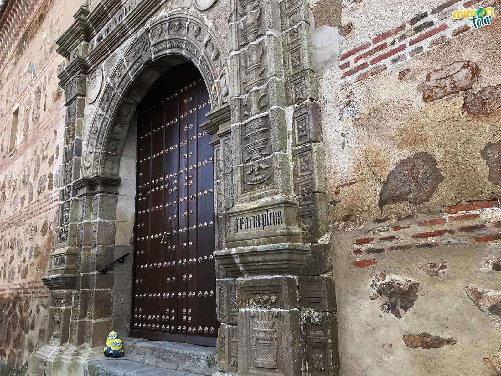 Puerta de la iglesia de Santiago Apóstol