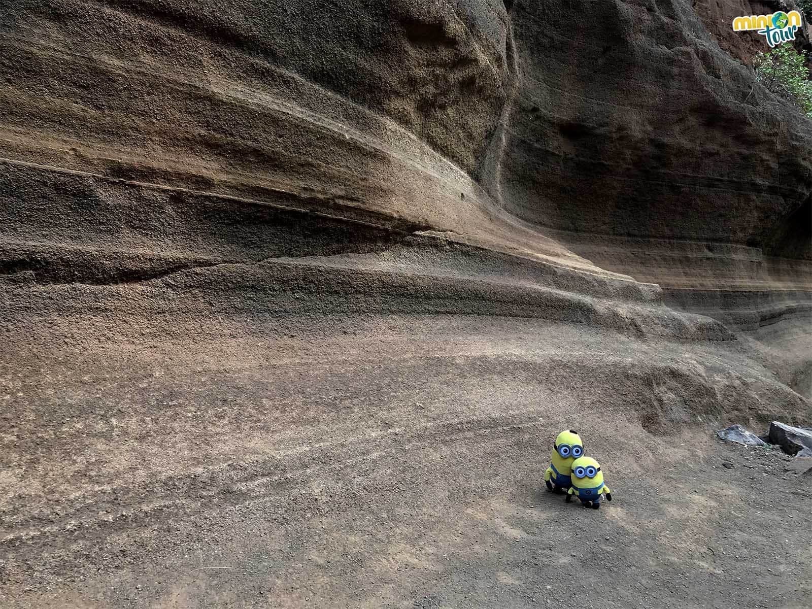 Dos Minions descubriendo el Antelope Canyon de Gran Canaria