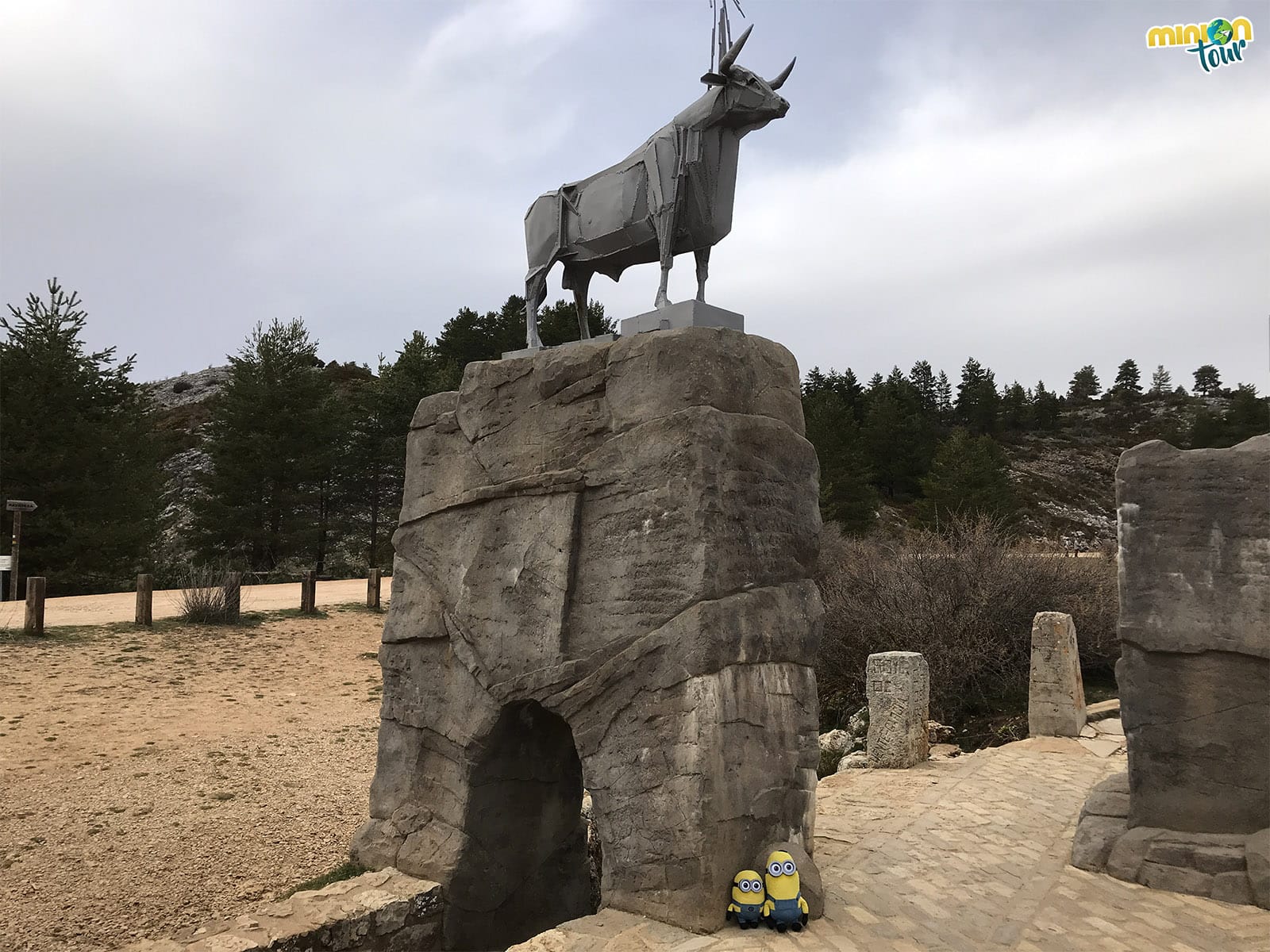 Posando con el torito que vigila el nacimiento del río Tajo