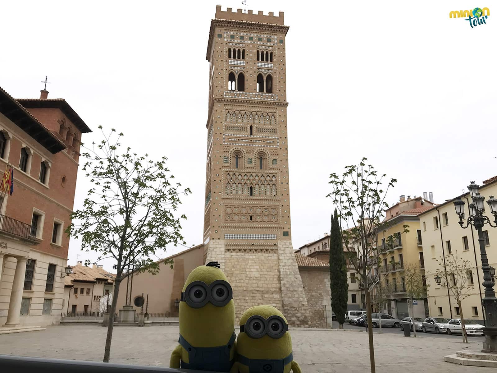 2 Minions con la Torre de San Martín