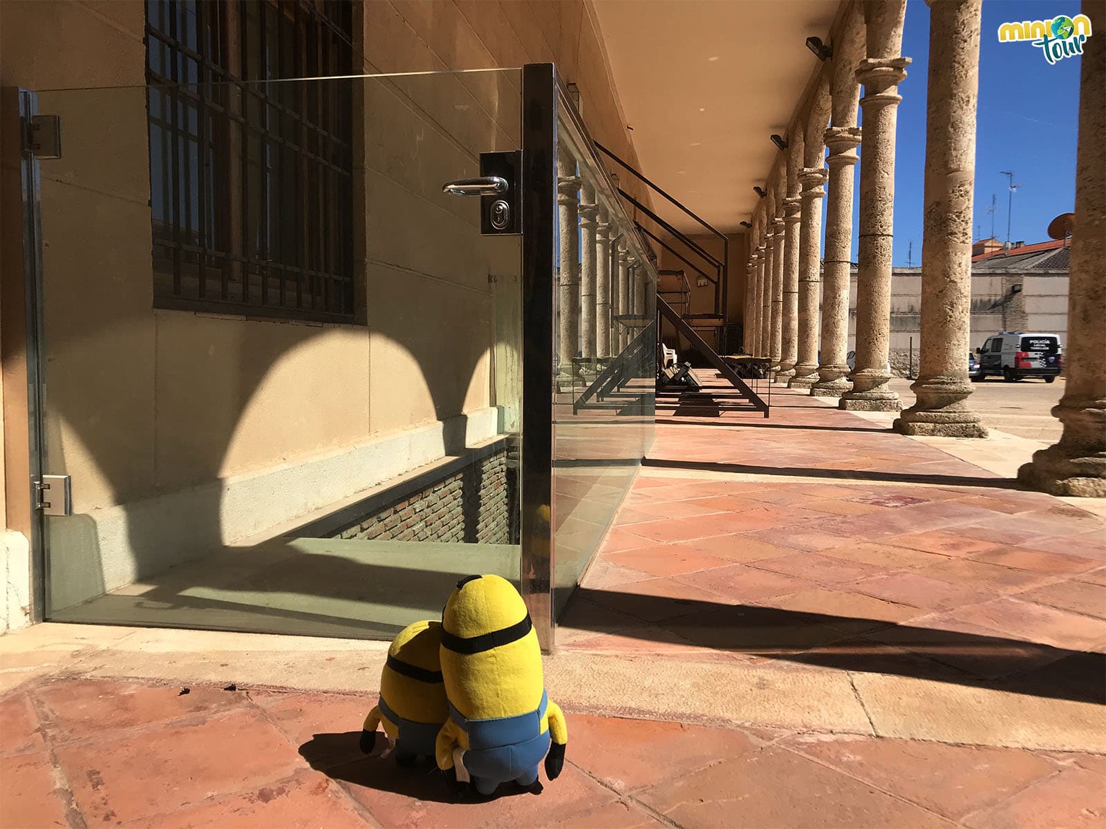 Descubriendo la entrada a los pasadizos del Palacio de Pedro I