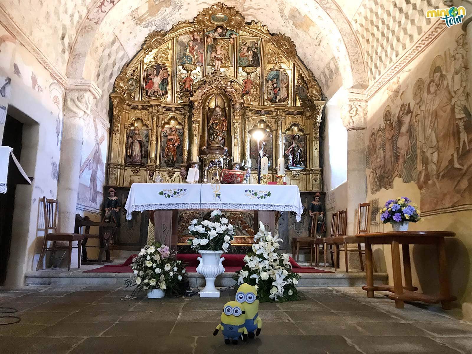 Los Minions con las pinturas de la bóveda de Santa María de Nogueira de Miño