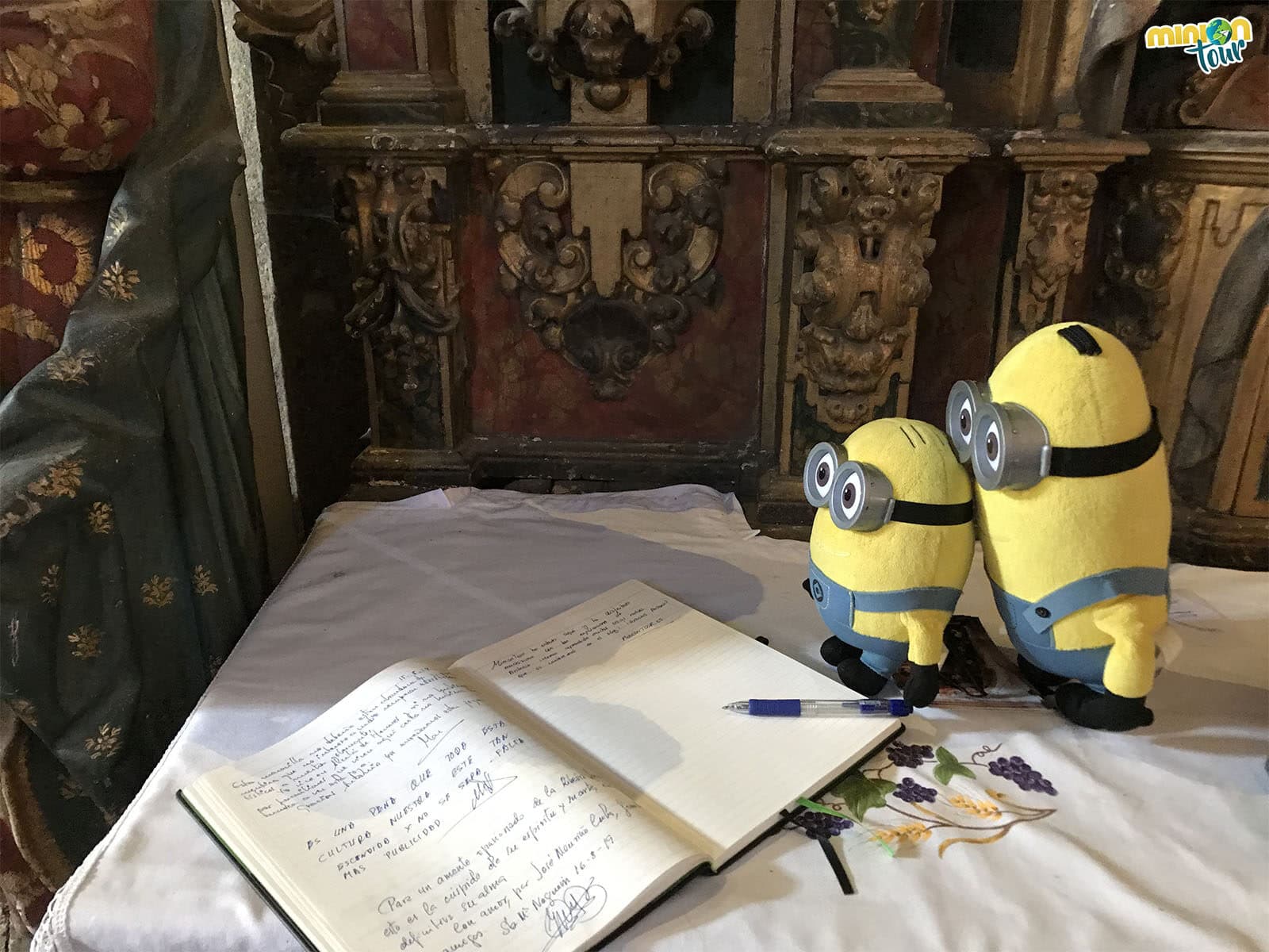 Los Minions firmando en el libro de visitas de Santa María de Nogueira