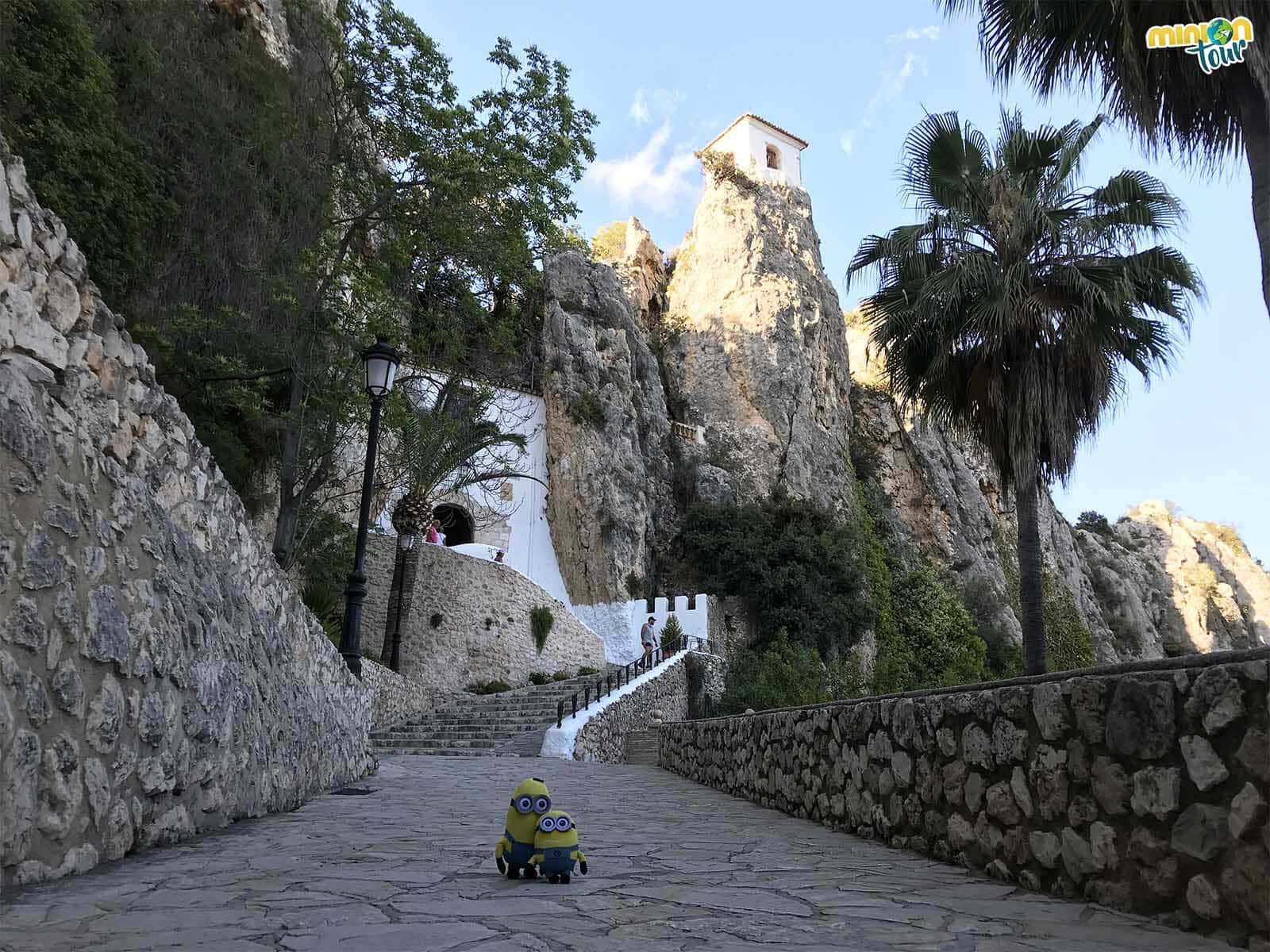 Detrás de esa puerta veremos todo lo que visitar en Guadalest