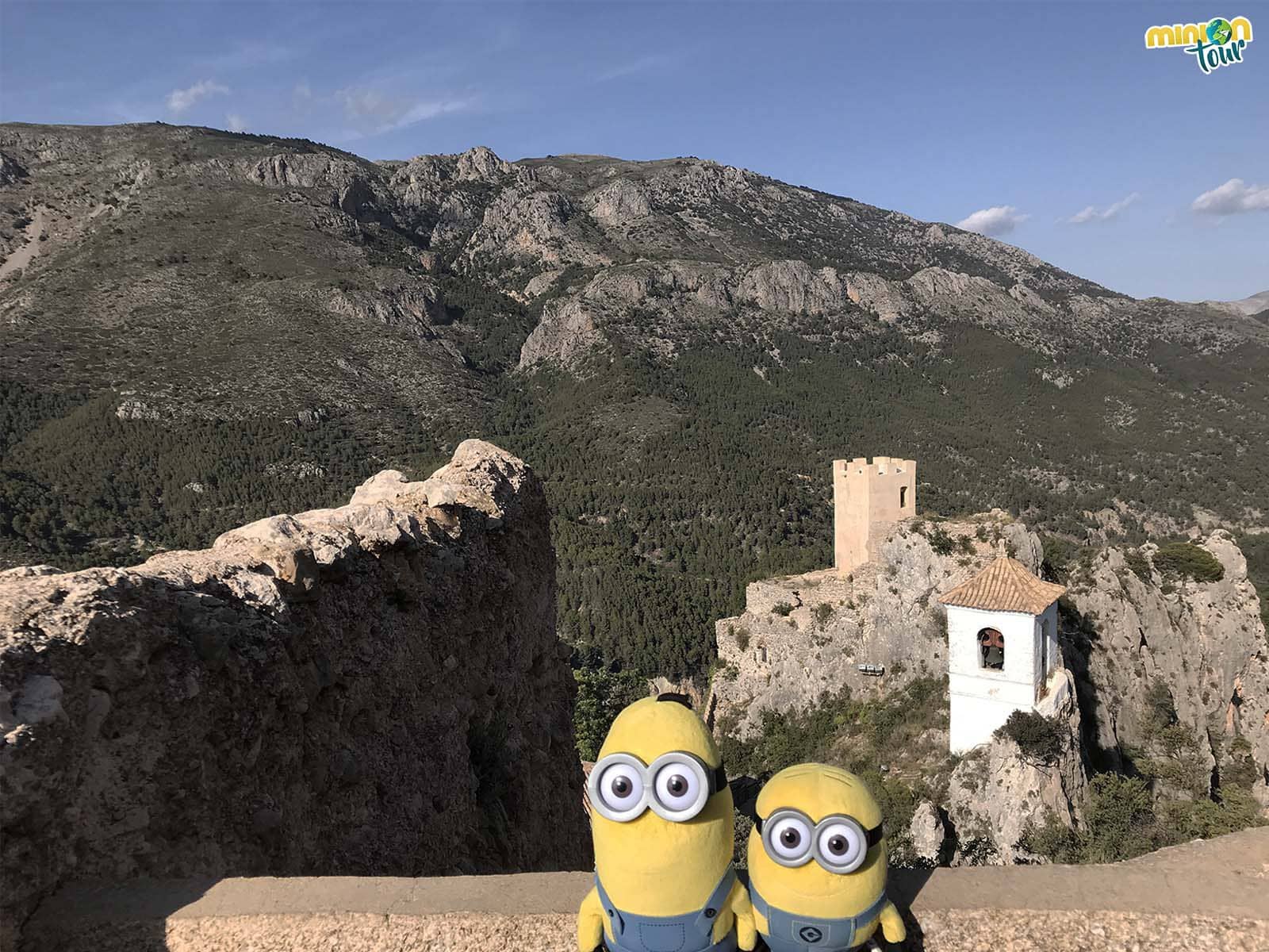 Mirando lo que queda del Castillo de la Alcozaiba