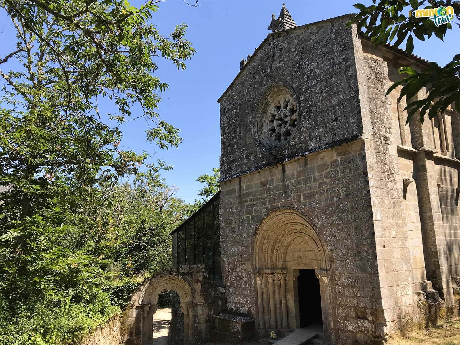 Los Minions a puntito de entrar en la iglesia del monasterio