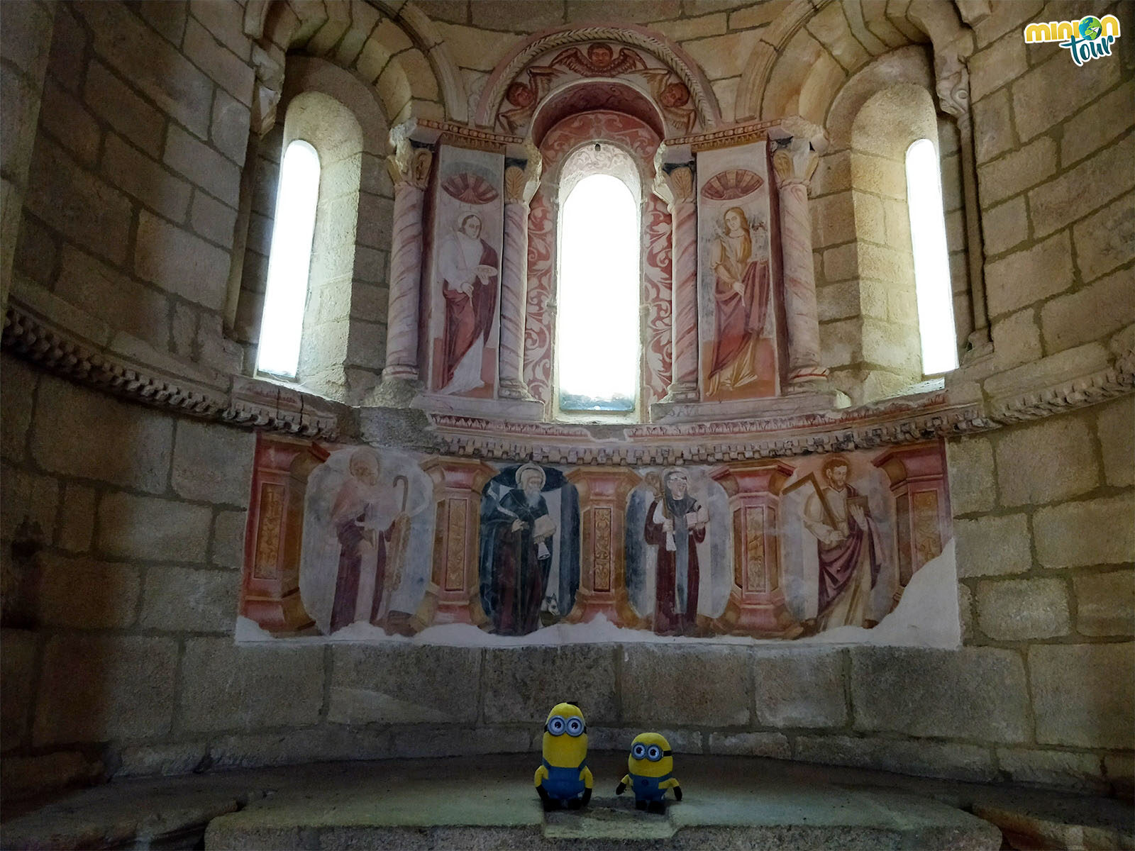 Viendo las pinturas murales de la iglesia de este monasterio que está en Parada de Sil