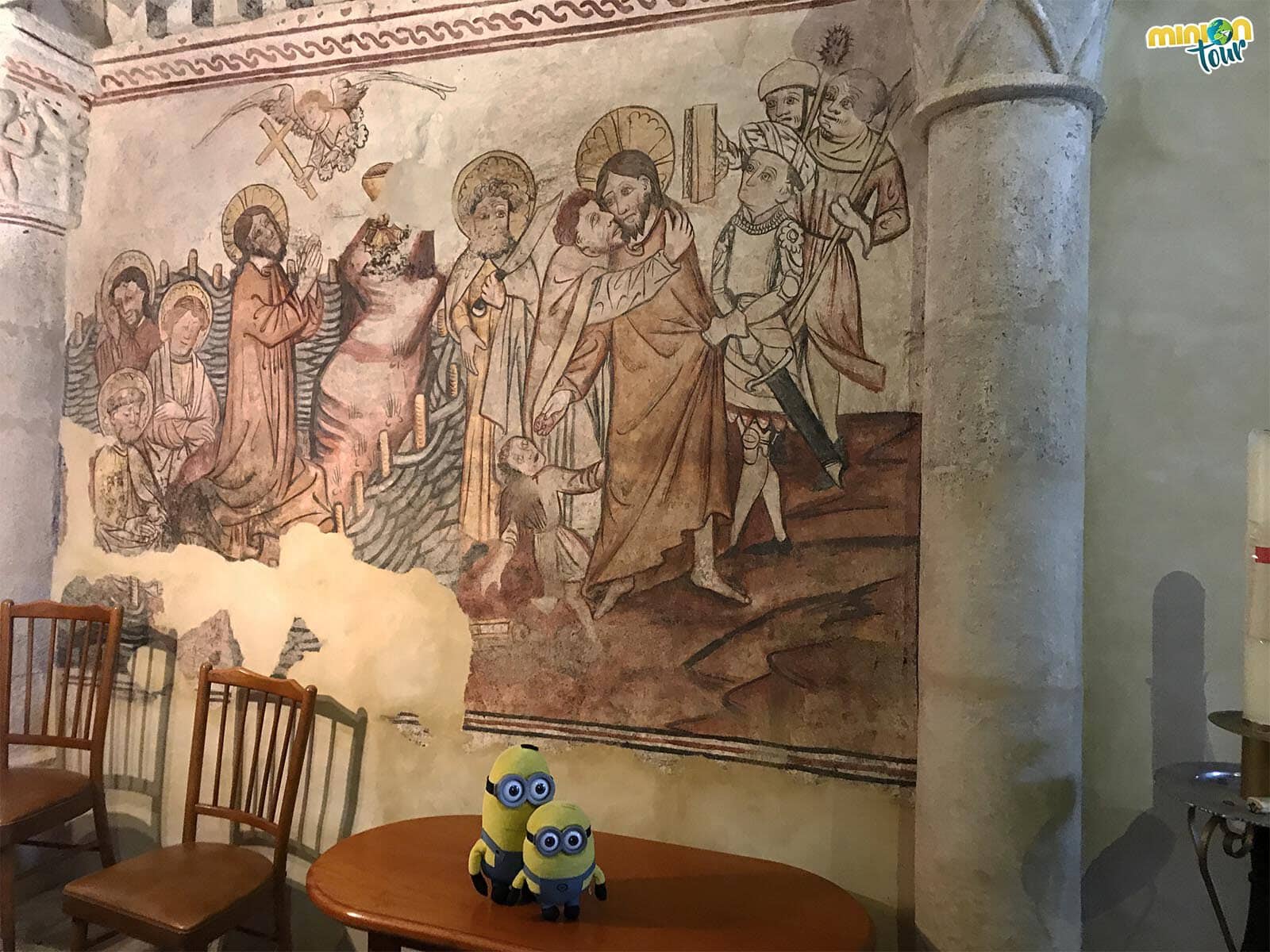 Los Minions viendo las pinturas murales de la Capilla Sixtina gallega