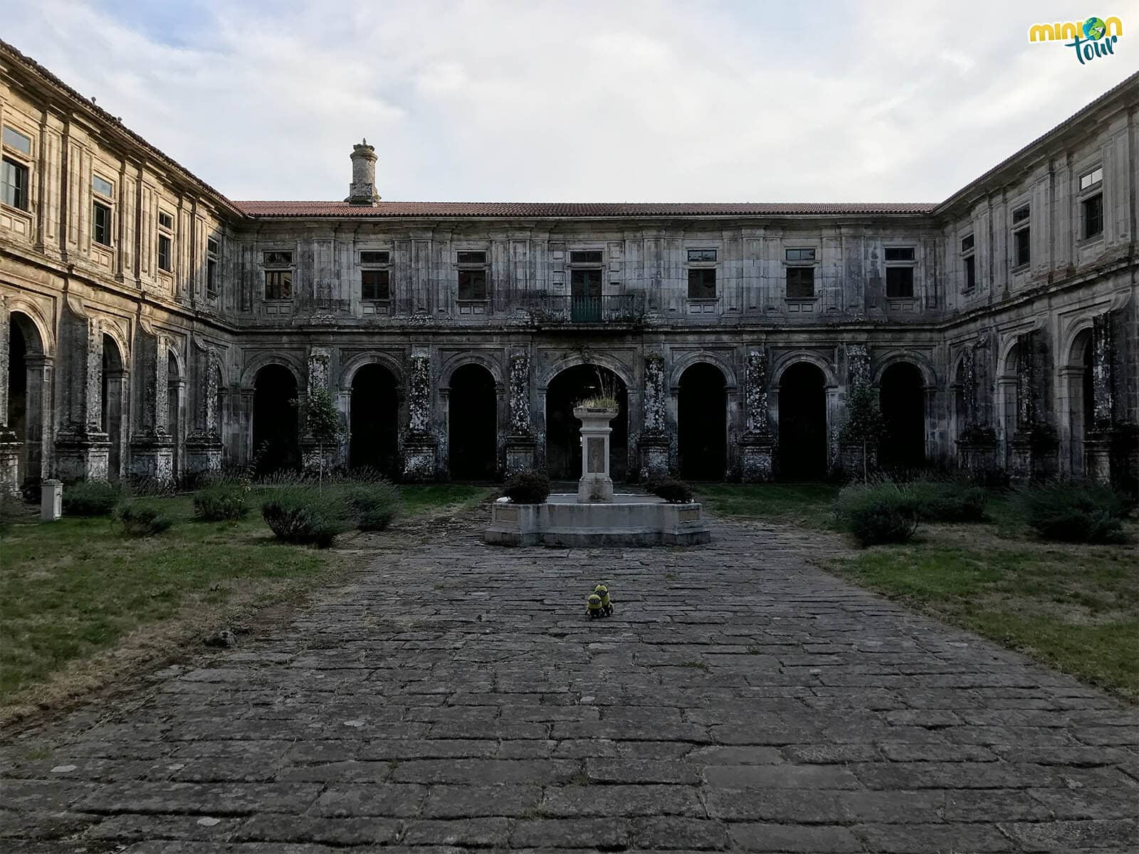 Visitando el Claustro de los Caballeros del Monasterio de Oseira en Cea