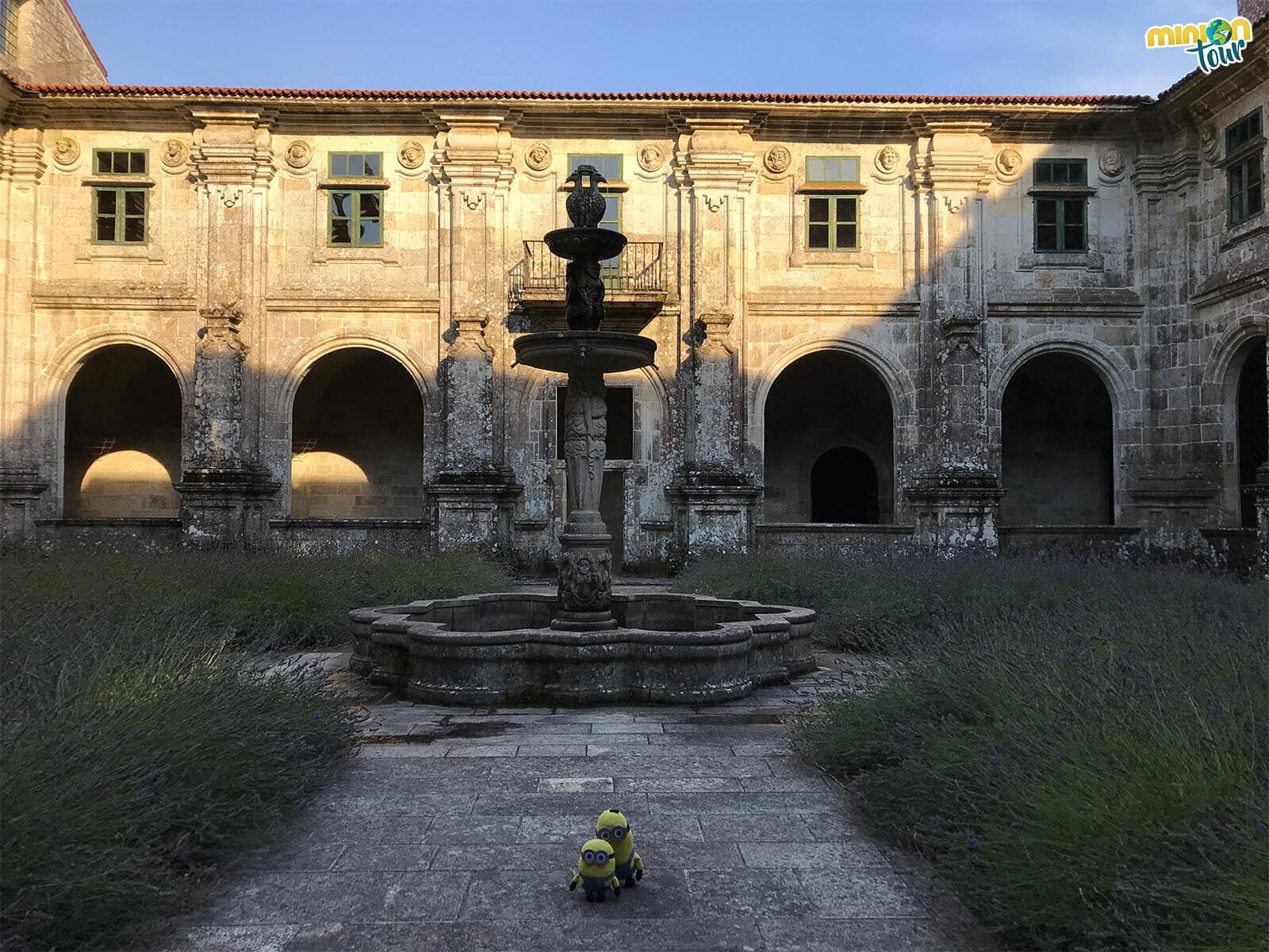 Minions visitando el Claustro de Medallones del Monasterio de Oseira