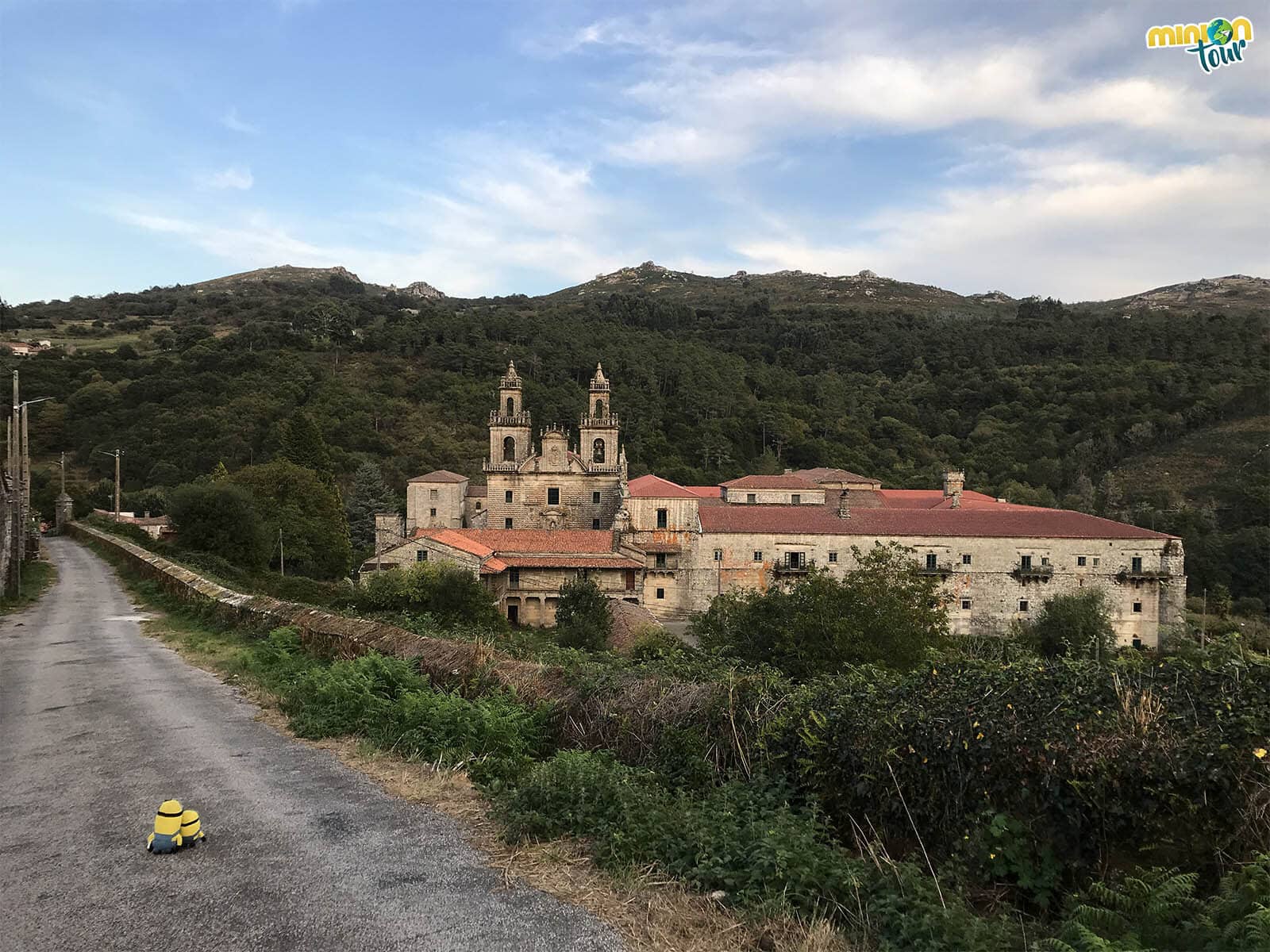 Los Minions llegando al Monasterio de Santa María la Real de Oseira