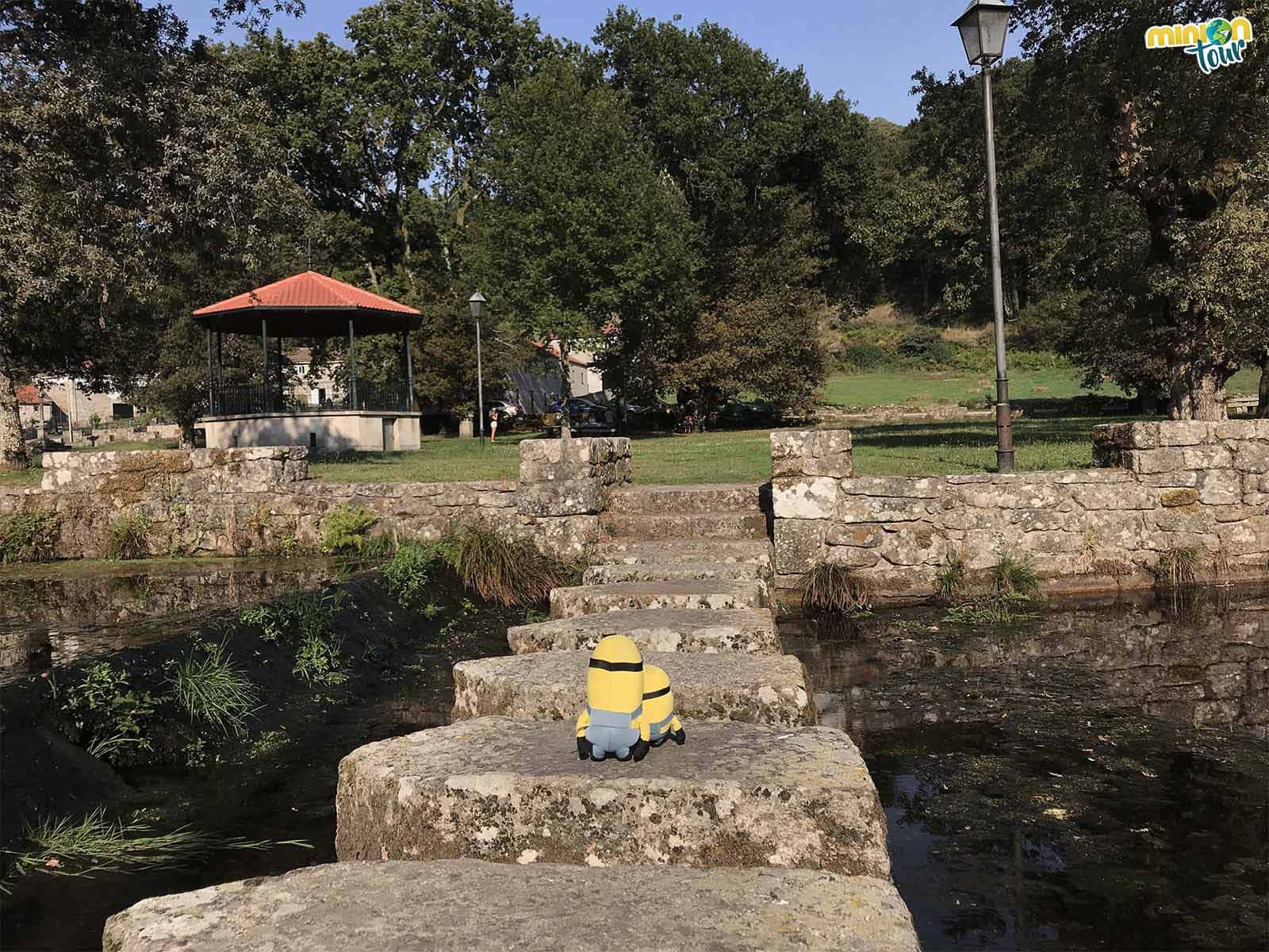 Cruzando el río que da nombre al Monasterio de Oseira