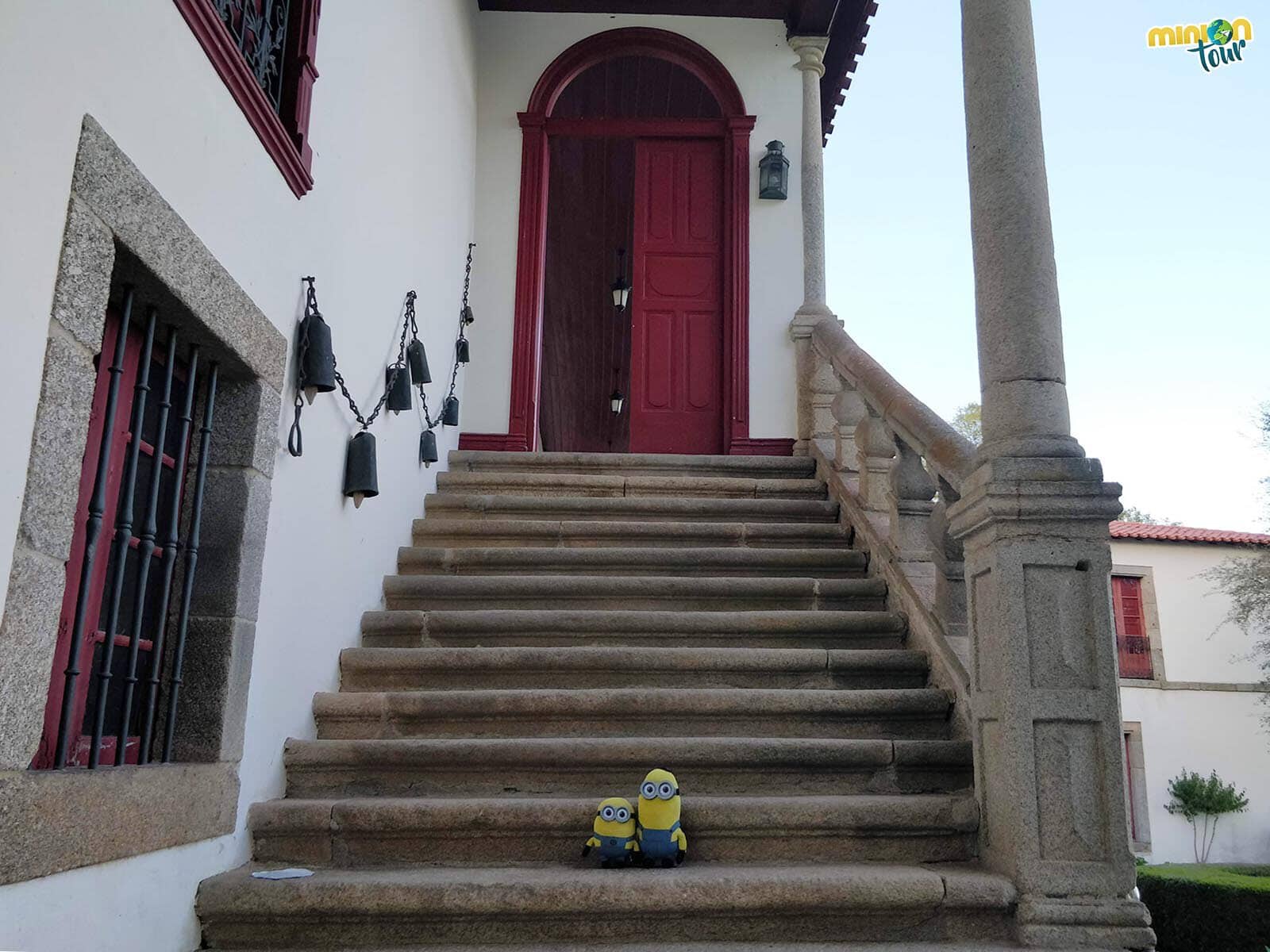 Los Minions subiendo por las escaleras barrocas al edificio principal