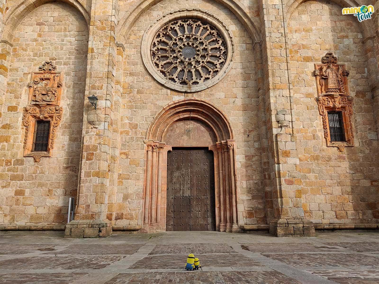 Mirando la fachada de la Catedral de Mondoñedo