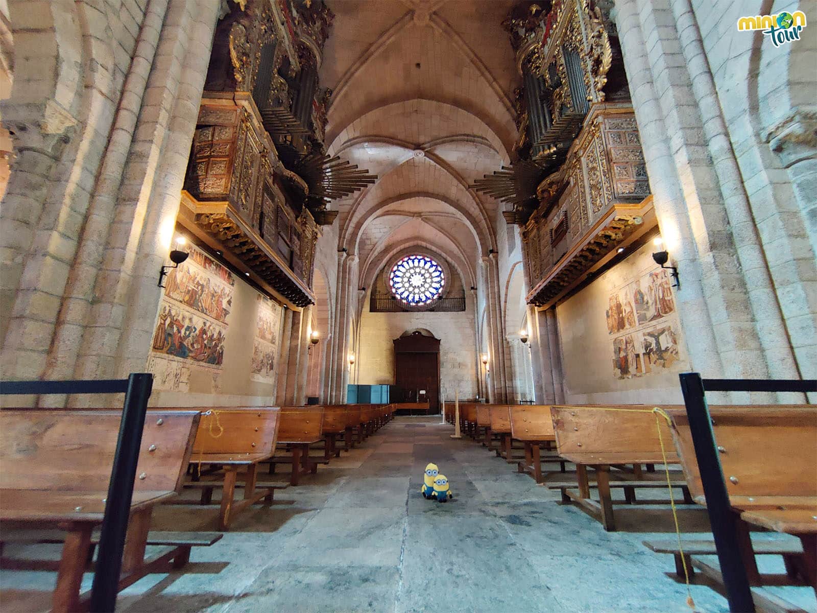 Interior de la Catedral de Mondoñedo con el rosetón al fondo