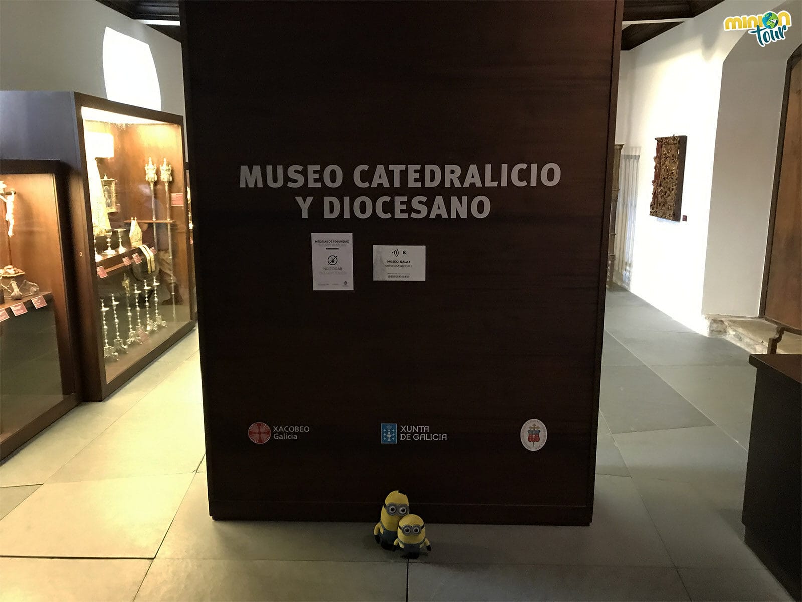 Minions entrando en el Museo Catedralicio y Diocesano de la Catedral de Mondoñedo