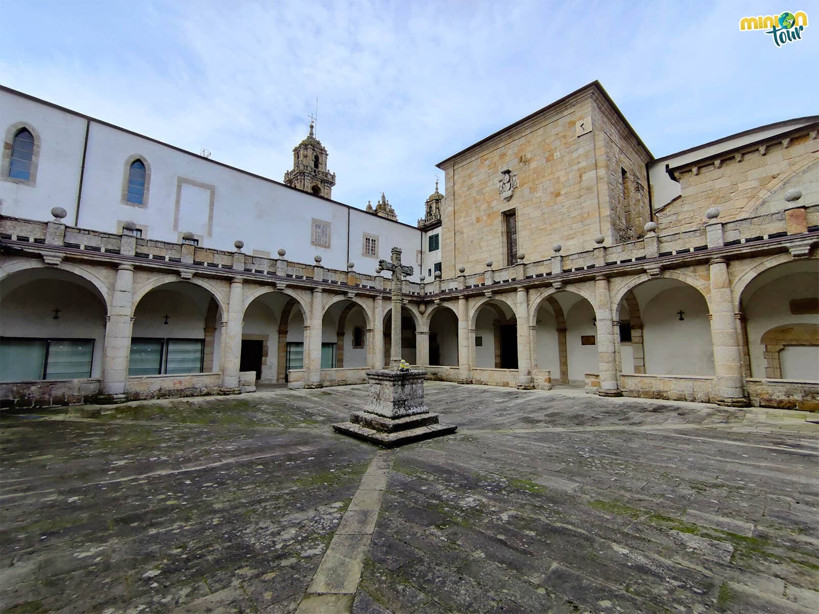 Disfrutando del claustro de la Catedral de Mondoñedo