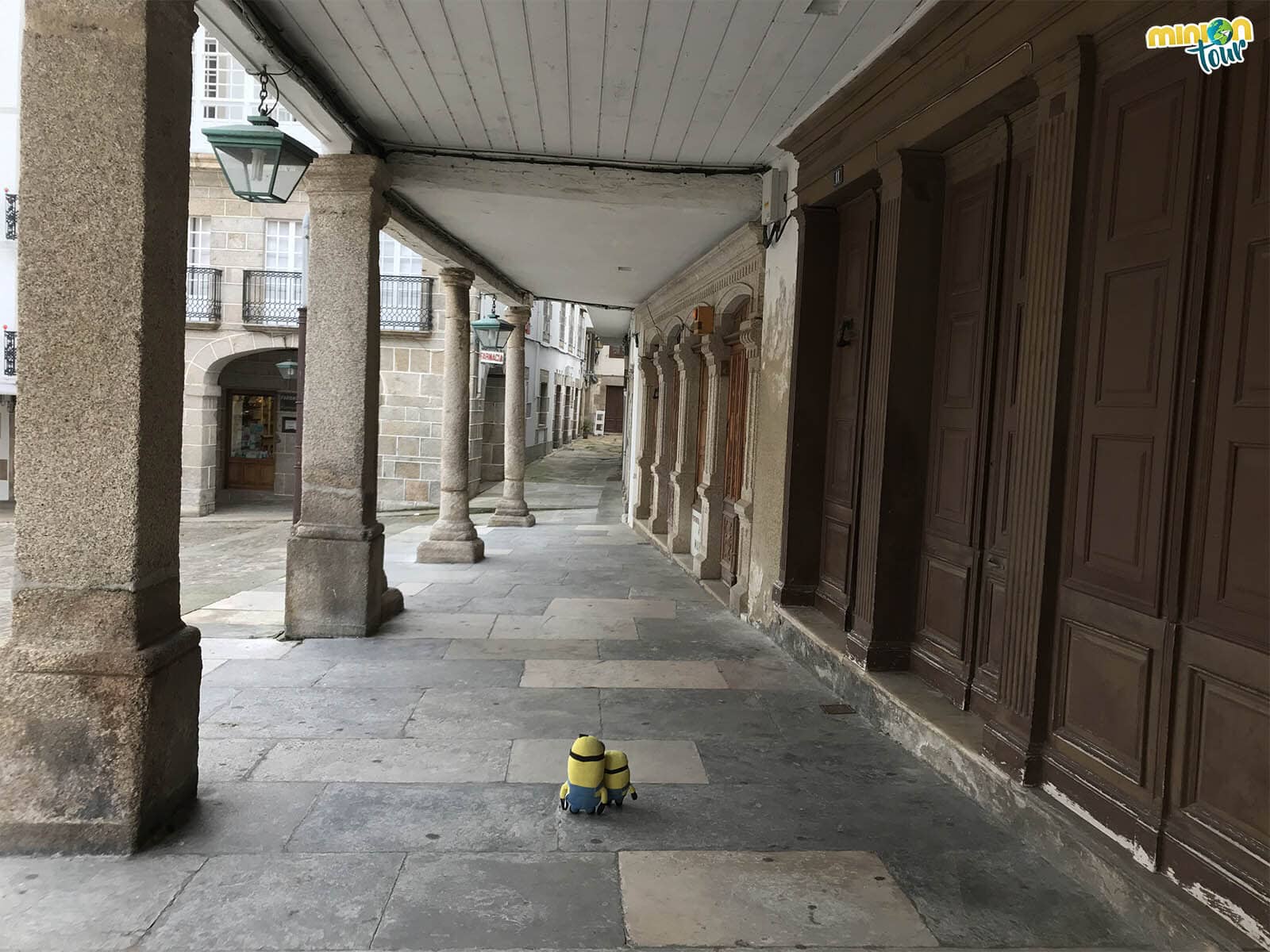 Estamos paseando por los soportales de la Plaza de la Catedral de Mondoñedo