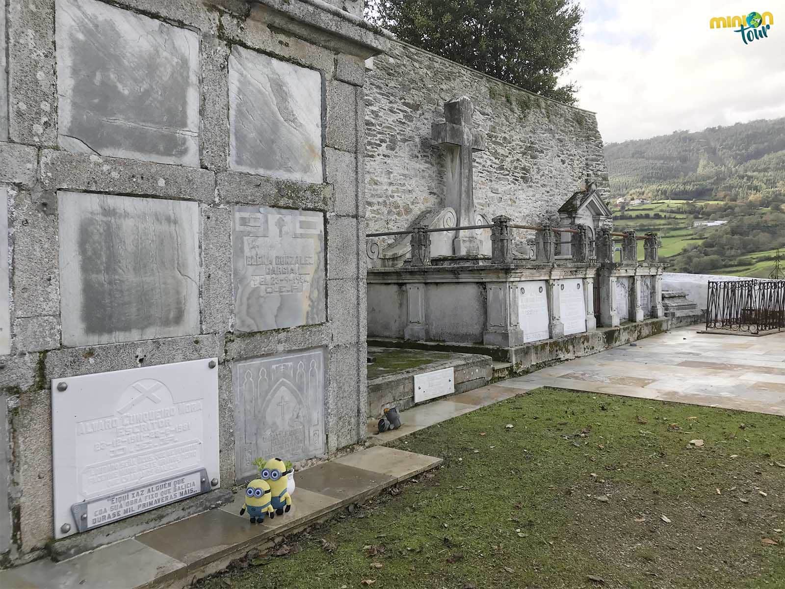 Nos ha costado pero hemos encontrado la tumba de Álvaro Cunqueiro