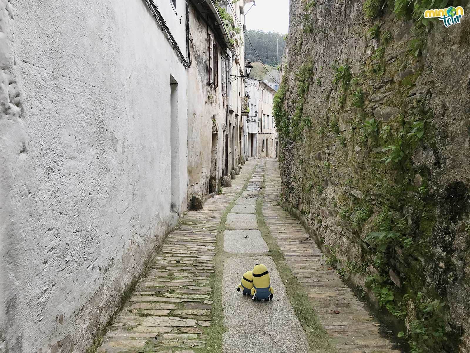 Minions paseando por la antigua muralla de Mondoñedo