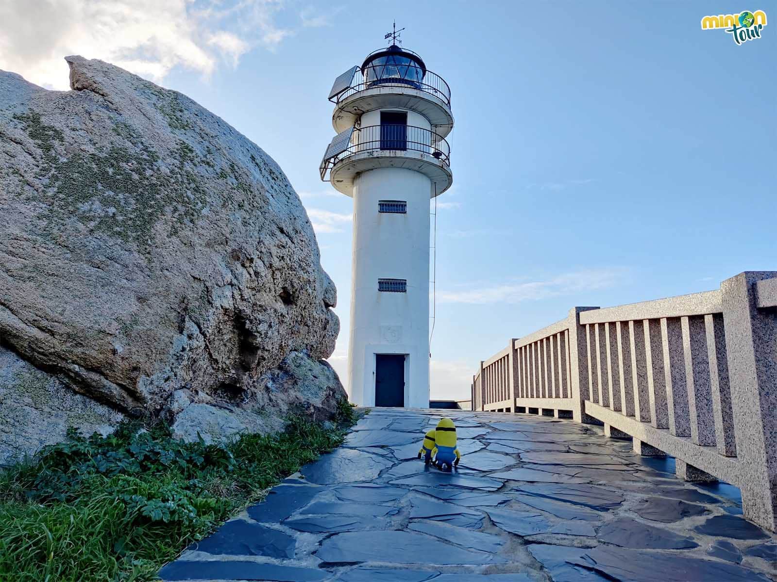 El Faro de Punta Roncadoria es otro de los sitios que ver en la costa de Lugo