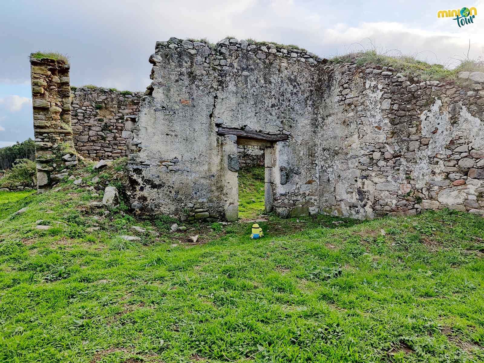 Las ruinas de la Ermita de San Tirso es uno de los sitios que ver en la Mariña Lucense