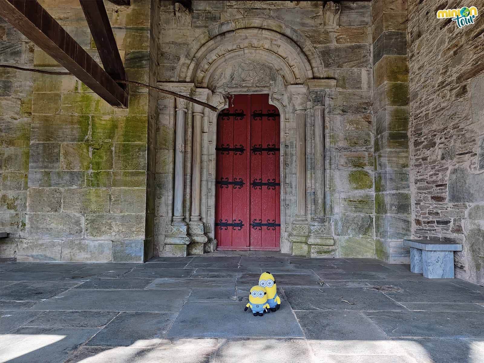 Vamos a cotillear la puerta lateral de la Iglesia de San Pedro Fiz de Hospital do Incio