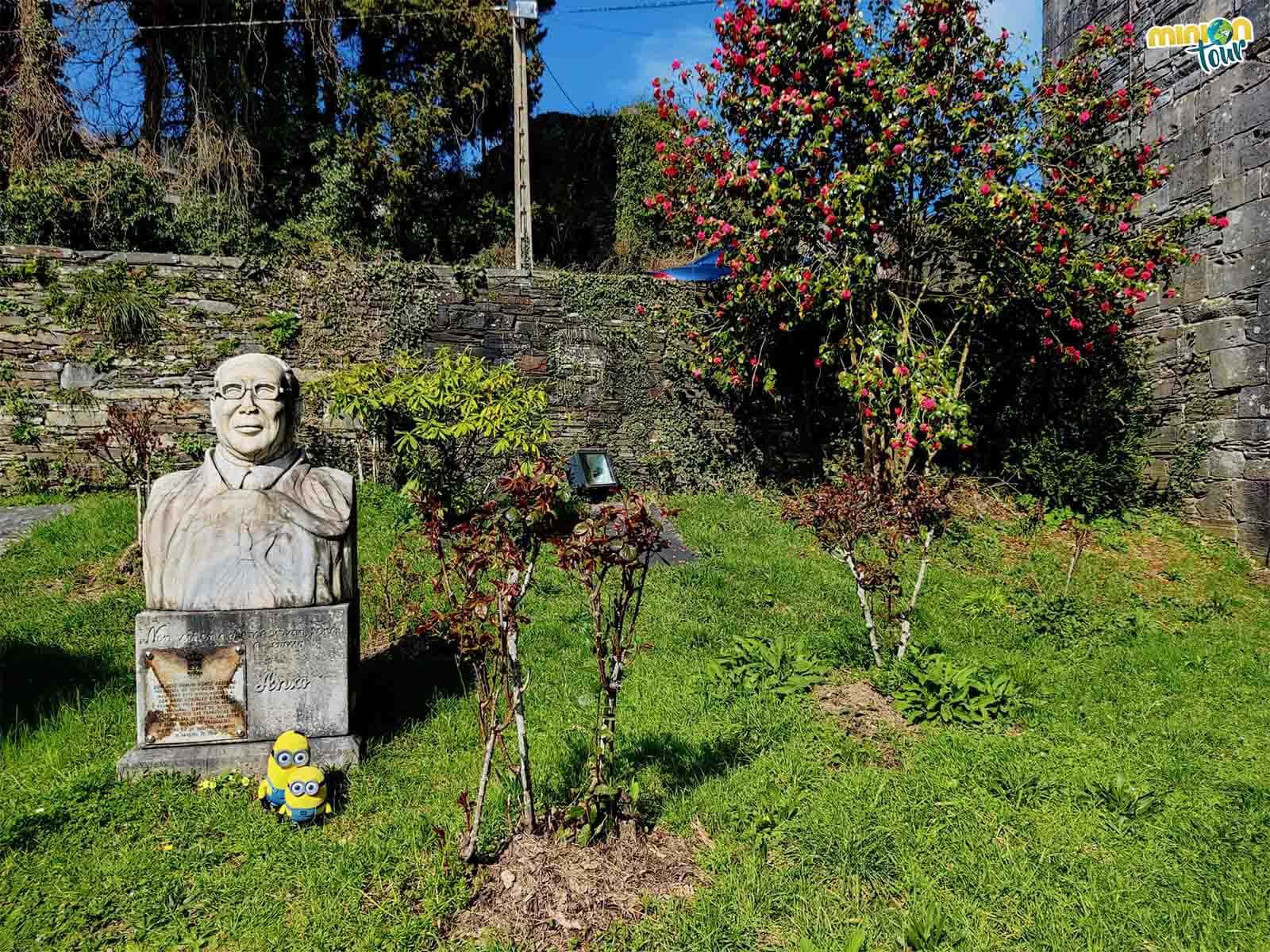 Estamos posando con la escultura de Anxo González