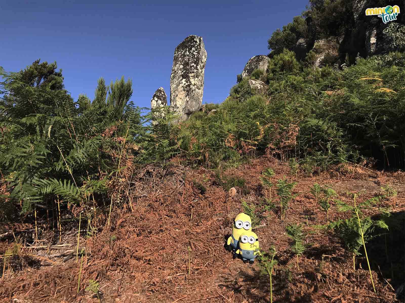 Buscando miradores chulos en la Ribeira Sacra hemos dado con un pseudomenhir