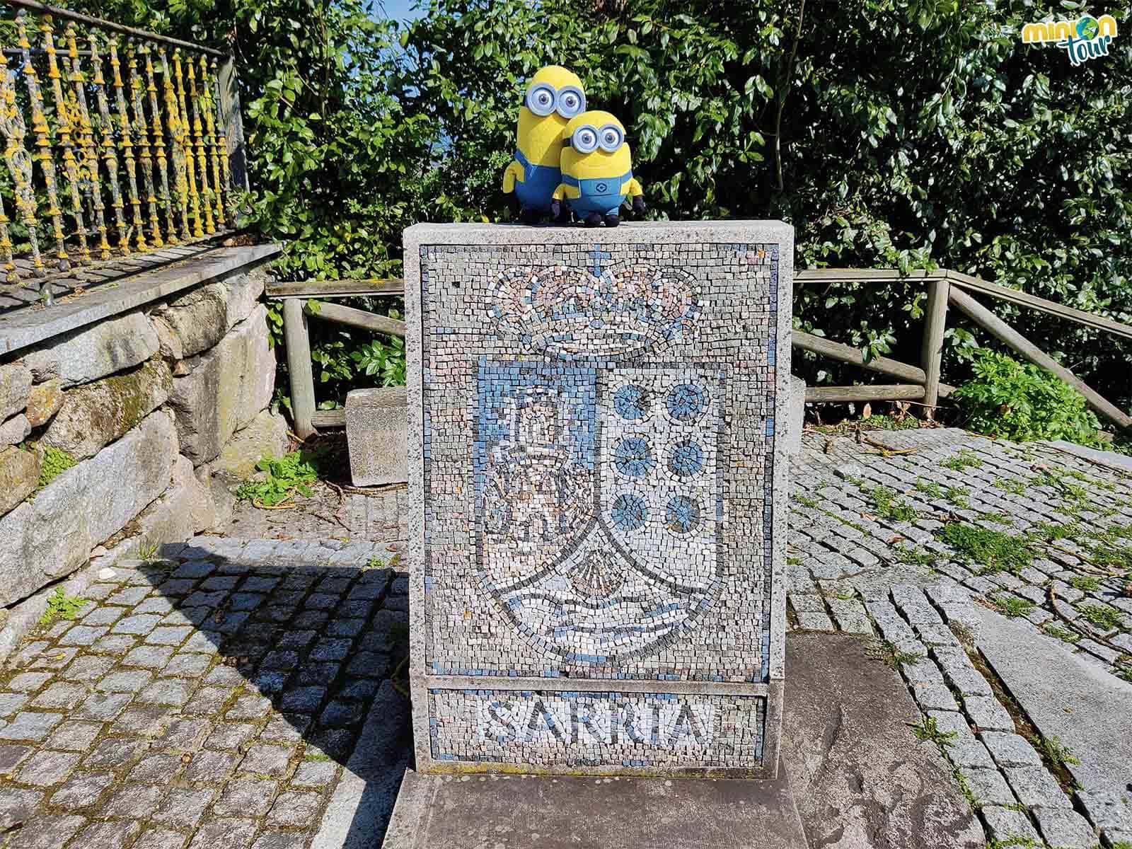 Nos hemos encontrado con el escudo municipal de Sarria en mosaico