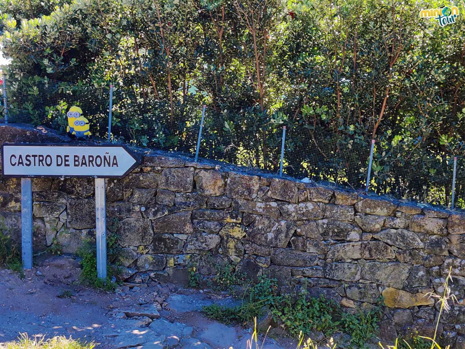 Esta señal nos indica que aquí empieza la ruta al Castro de Baroña