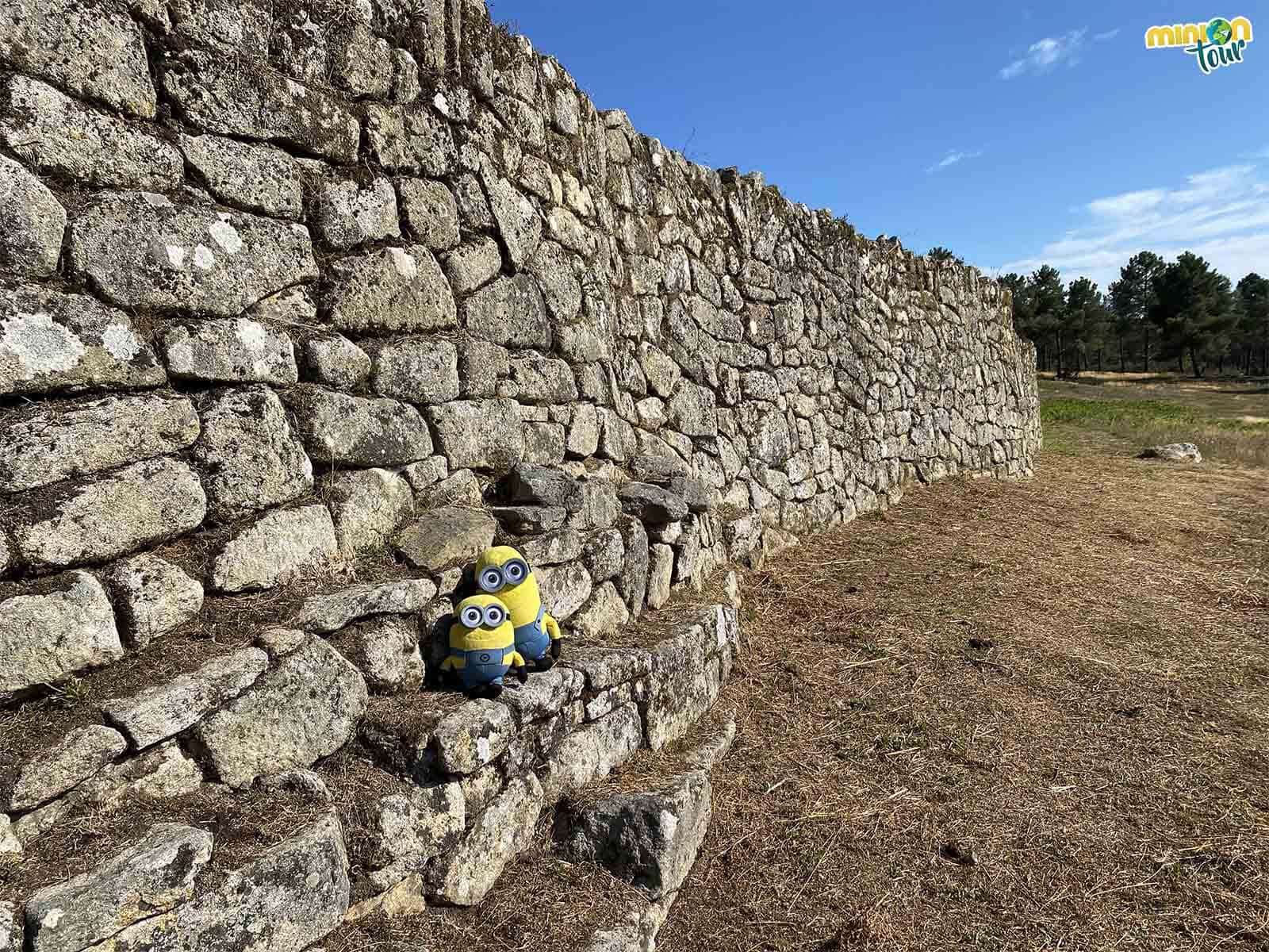 La muralla exterior del Castro de San Cibrao de Las es demasiado alta para nosotros