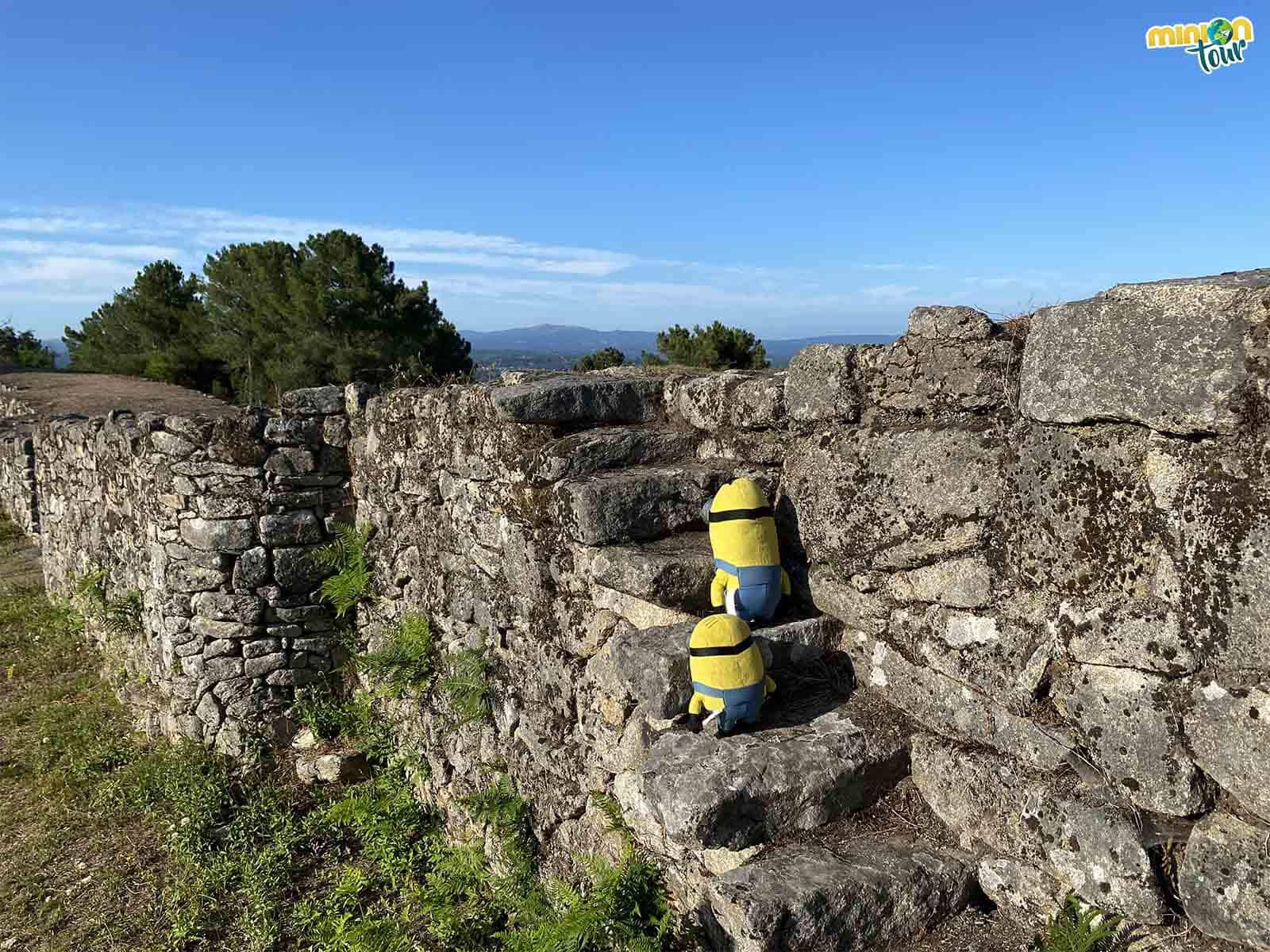 Subiendo a la muralla del Castro de San Cibrao de Las