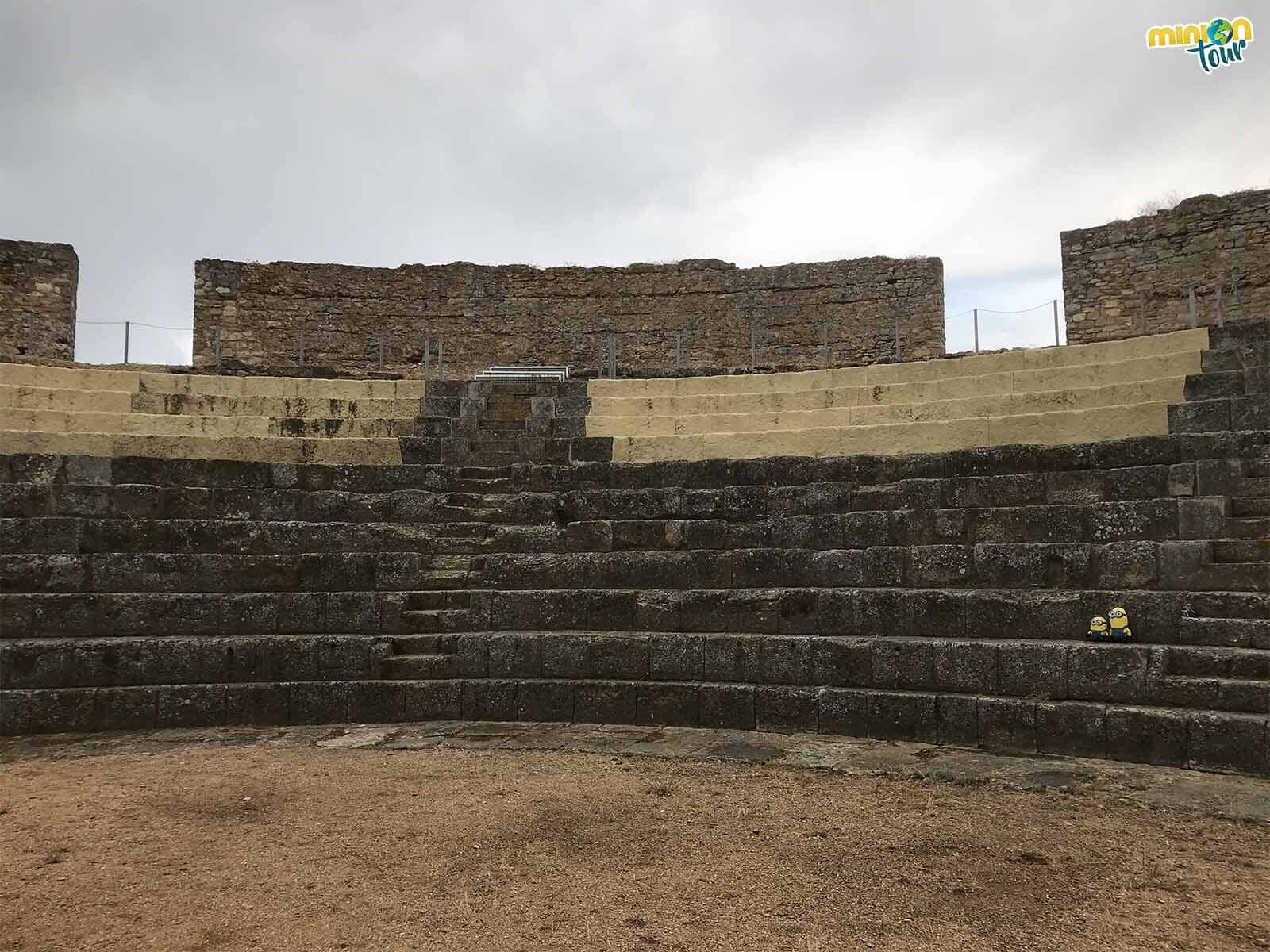 Estamos sentados en las gradas del Teatro Romano de Regina