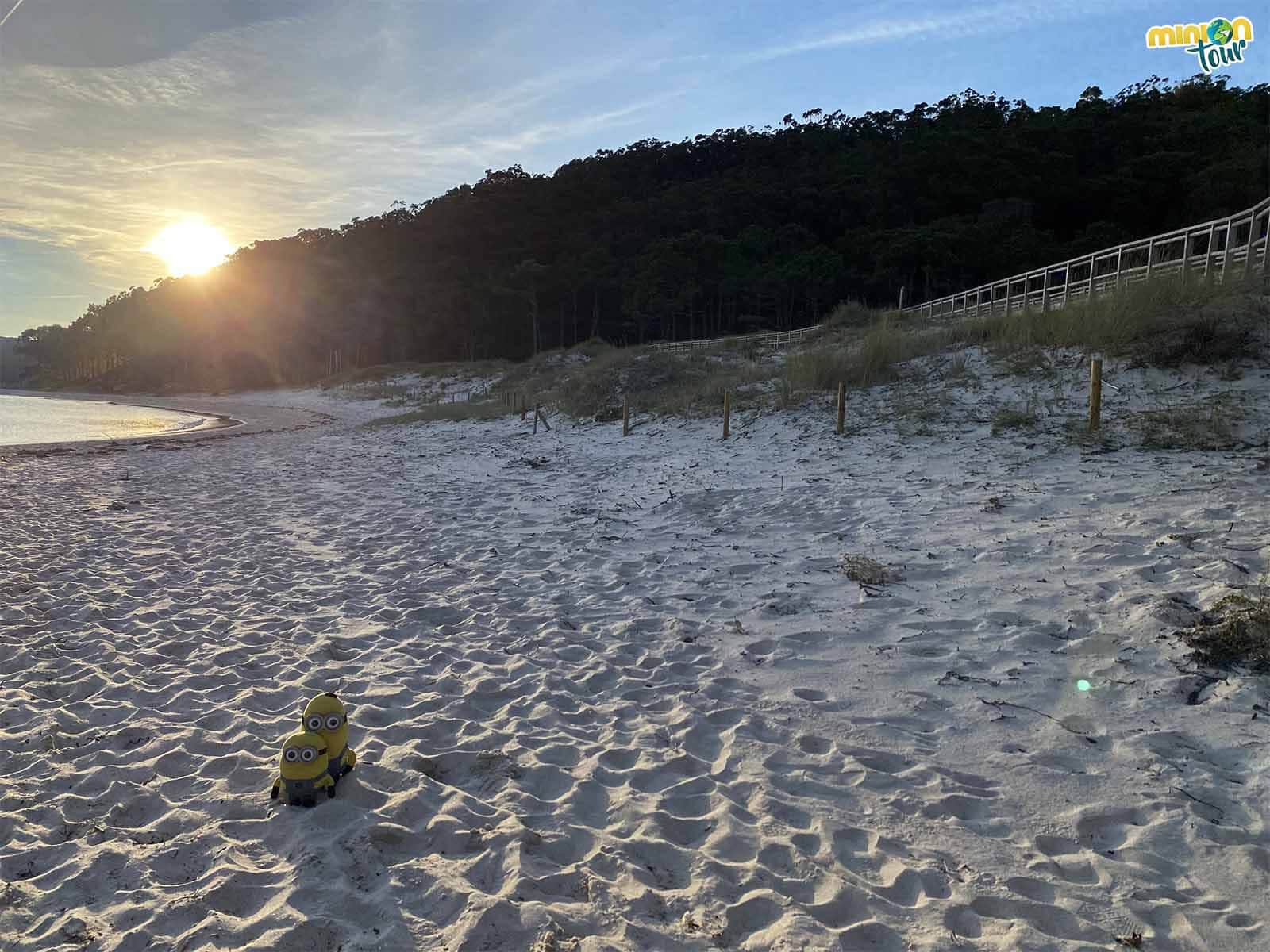 Estamos viendo la puesta de sol en la Playa de Rodas antes de subir al barco