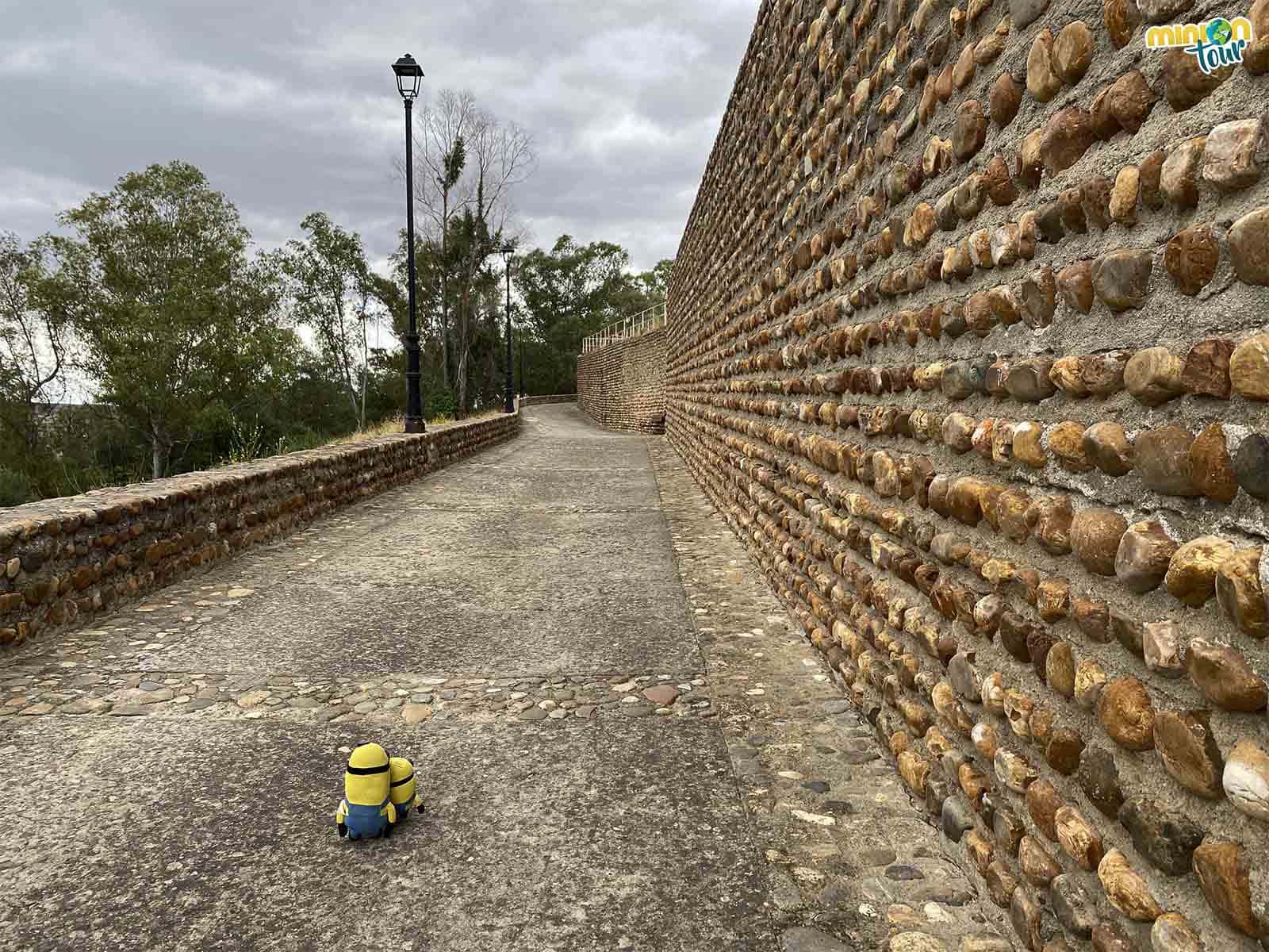 Estamos rodeando la muralla de Galisteo